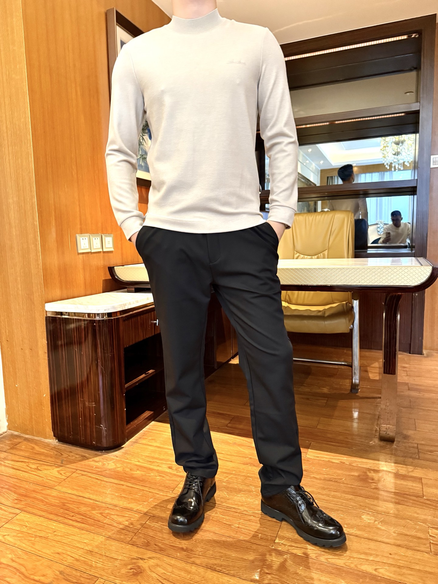 NO:731699,LP-2025 new sweatshirt!  The slim cut fits the body shape. The half-high collar design modifies the neck line. It is not tight and can prevent wind and keep warm. The three-dimensional tailoring of the shoulders and body highlights the men's neat shoulder lines and shows a straight figure. It is made of soft, skin-friendly modal cotton and cashmere fabric, which has a delicate and smooth touch, is breathable and warm, and has exquisite embroidery.  Small logo embellishment, low-key and light luxury texture. The ribbed cuffs and hem fit the body shape without being loose, and there is no restriction in movement. It is comfortable to wear alone or under, and it is a practical item for autumn and winter. Size: 48-56 (model 180/140 wears 50, comes with Hong Kong Lane Crawford gift box packaging),, loro  piana,hoodie,sweatshirts,19860909LP-2025新款卫衣！修身剪裁贴合身形,半高领设计修饰颈部线条,不紧绷且能防风保暖,肩部与衣身的立体剪裁凸显男士利落肩线,尽显挺拔身姿.采用软糯亲肤的莫代尔棉搭配山羊绒面料,触感细腻顺滑,兼具透气性与保暖性,精致的刺绣小标点缀,低调中透着轻奢质感.罗纹收口的袖口与下摆,贴合身形不松垮,活动无束缚,单穿内搭都舒适,是秋冬穿搭的实穿单品.码数:48-56(模特180/140穿50,配香港连卡佛礼盒包装),,loro piana,hoodie,sweatshirts,,Men's clothing