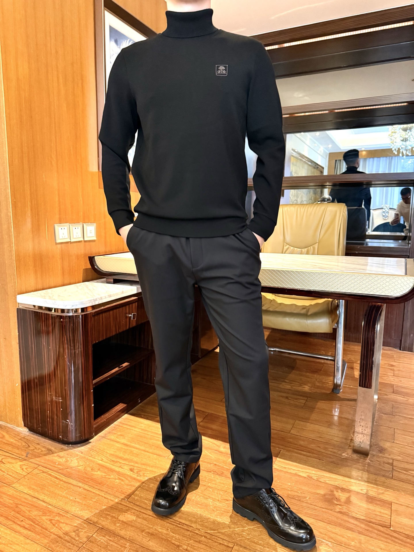 NO:728672,Cavalli-2025 new model!  The low-key embossing process is not exaggerated, and has French light luxury texture, full of sophistication; the matte soft modal fabric is soft and skin-friendly, with moderate thickness, easy to put on and take off, breathable and not stuffy; the high-neck version is neat and elegant, low-key and not clashing; fitted cut  The cut is not baggy, it can hide the flesh and show clean lines; the solid color tone is suitable for all kinds of bottoms, looks good when worn alone or layered, and is easy to take care of daily. Size: 48-56 (model 180/140 wears 50, comes with Hong Kong Lane Crawford gift box packaging),,19860909卡瓦利-2025新款！低调压纹工艺不浮夸,自带法式轻奢质感,精致度拉满；哑光柔肤的莫代尔面料触感软糯亲肤,厚度适中,穿脱无束缚且透气不闷；高领版型,利落显气质,低调不撞款；合身剪裁不松垮,既能藏肉又显利落线条；纯色基调适配各种下装,单穿或叠穿都好看,日常打理方便.码数:48-56(模特180/140穿50,配香港连卡佛礼盒包装),,,Men's clothing