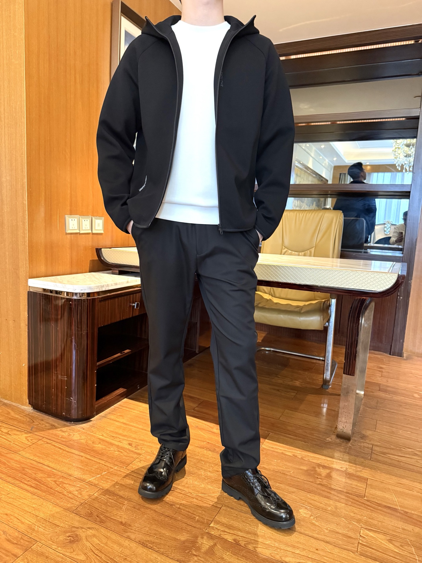 NO:731705,Cavalli - High-density air layer, soft and crisp, anti-static and non-sticky, easy to take care of. Micro-profile + raglan sleeves, modify the figure without being tight, and have no restrictions on movement. Minimalist letter printing, zipper is smooth and durable, and the edges are anti-deformation. The hooded design is suitable for commuting/sports, and one set is more worry-free. Sizes 48-56 (the model is 180cm tall and weighs 140cm, wearing size 50),,hats,19860909卡瓦利-高密空气层,软糯挺括,抗静电不粘毛,好打理 微廓形+插肩袖,修饰身材不紧绷,活动无束缚 极简字母印花,拉链顺滑耐用,包边防变形 连帽设计适配通勤/运动,一套入更省心. 48-56码（模特身高180体重140穿50码）,,hats,,Men's clothing