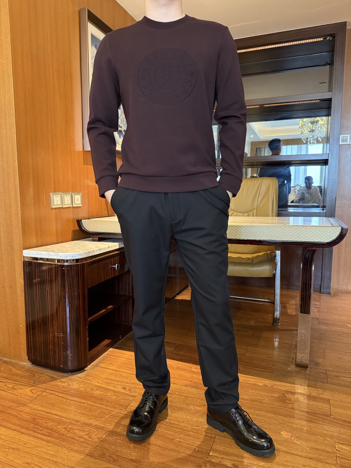 NO:728656,Cavalli-2025 new cashmere sweatshirt!  The slim cut fits the body shape. The half-high collar design modifies the neck line. It is not tight and can prevent wind and keep warm. The three-dimensional tailoring of the shoulders and body highlights the men's neat shoulder lines and shows a straight figure. It is made of soft, skin-friendly modal cotton and cashmere fabric, which has a delicate and smooth touch, is breathable and warm, and is embellished with exquisite embroidered logos, which is low-key.  It has a light and luxurious texture. The ribbed cuffs and hem fit the body shape without being loose, and are not restricted in movement. It is comfortable to wear alone or under, making it a practical item for autumn and winter. Size: 48-56 (model 180/140 wears 50, comes with Hong Kong Lane Crawford gift box packaging), hoodie, sweatshirts,19860909卡瓦利-2025新款羊绒卫衣！修身剪裁贴合身形,半高领设计修饰颈部线条,不紧绷且能防风保暖,肩部与衣身的立体剪裁凸显男士利落肩线,尽显挺拔身姿.采用软糯亲肤的莫代尔棉搭配山羊绒面料,触感细腻顺滑,兼具透气性与保暖性,精致的刺绣小标点缀,低调中透着轻奢质感.罗纹收口的袖口与下摆,贴合身形不松垮,活动无束缚,单穿内搭都舒适,是秋冬穿搭的实穿单品.码数:48-56(模特180/140穿50,配香港连卡佛礼盒包装),,hoodie,sweatshirts,,Men's clothing