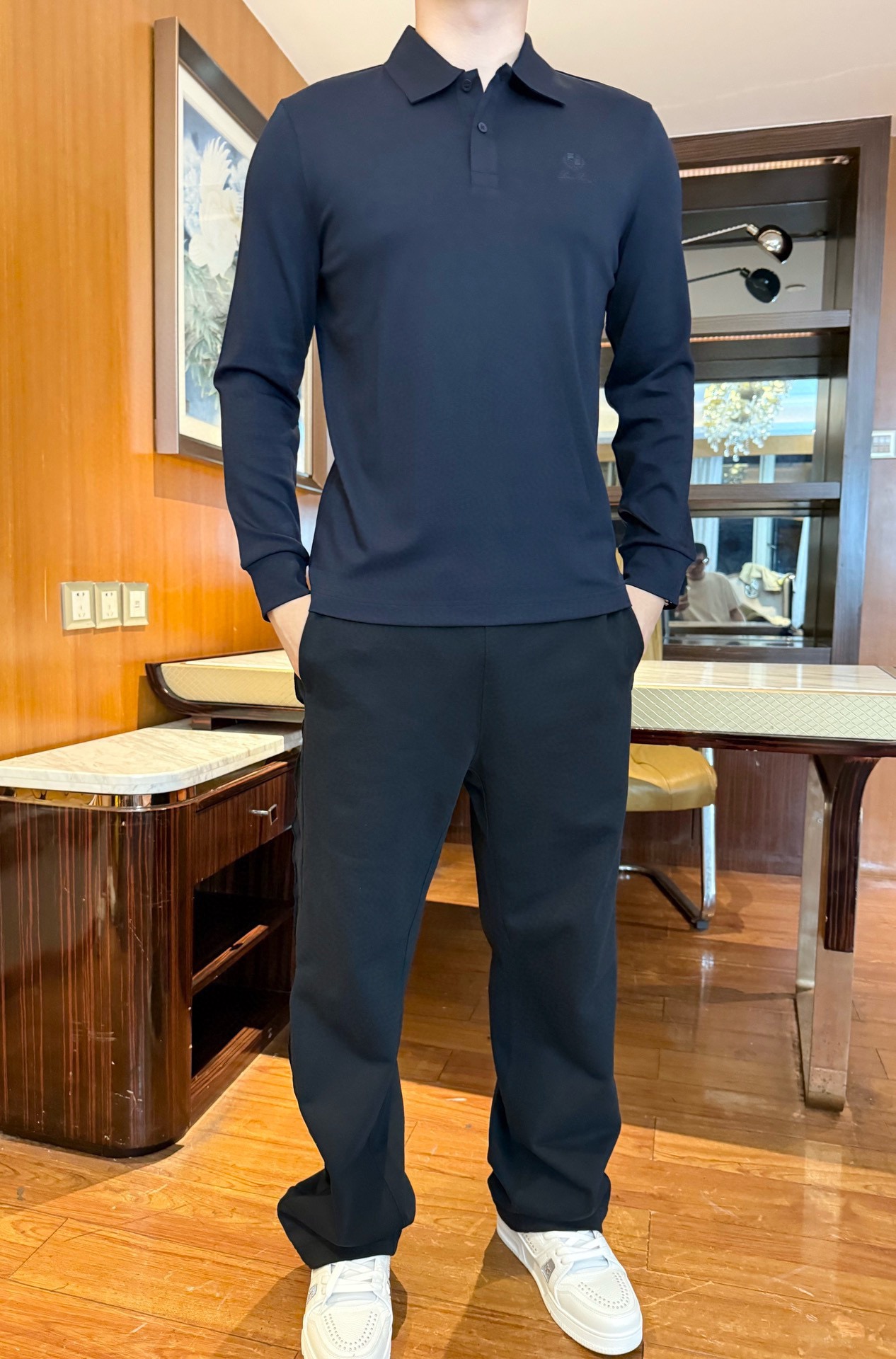 NO:734633,LP-2025, the latest hot model Polo is shipped from the counter. It is a hot-selling item in the London counter!  Selected Italian modal cotton fabrics are matched with the latest design. The brand logo on the chest shows the taste. Business and casual boutique. Size: 48-56 (model 180/140 wears 50, with Hong Kong Lane Crawford gift box packaging),, loro piana,19860909LP-2025专柜最新爆款Polo出货 伦敦专柜热销单品！精选意大利采用莫代尔棉面料搭配最新的设计,胸口的品牌标志彰显品味 商务休闲精品.尺码:48-56（模特180/140穿50,配香港连卡佛礼盒包装）,,loro piana,,Men's clothing