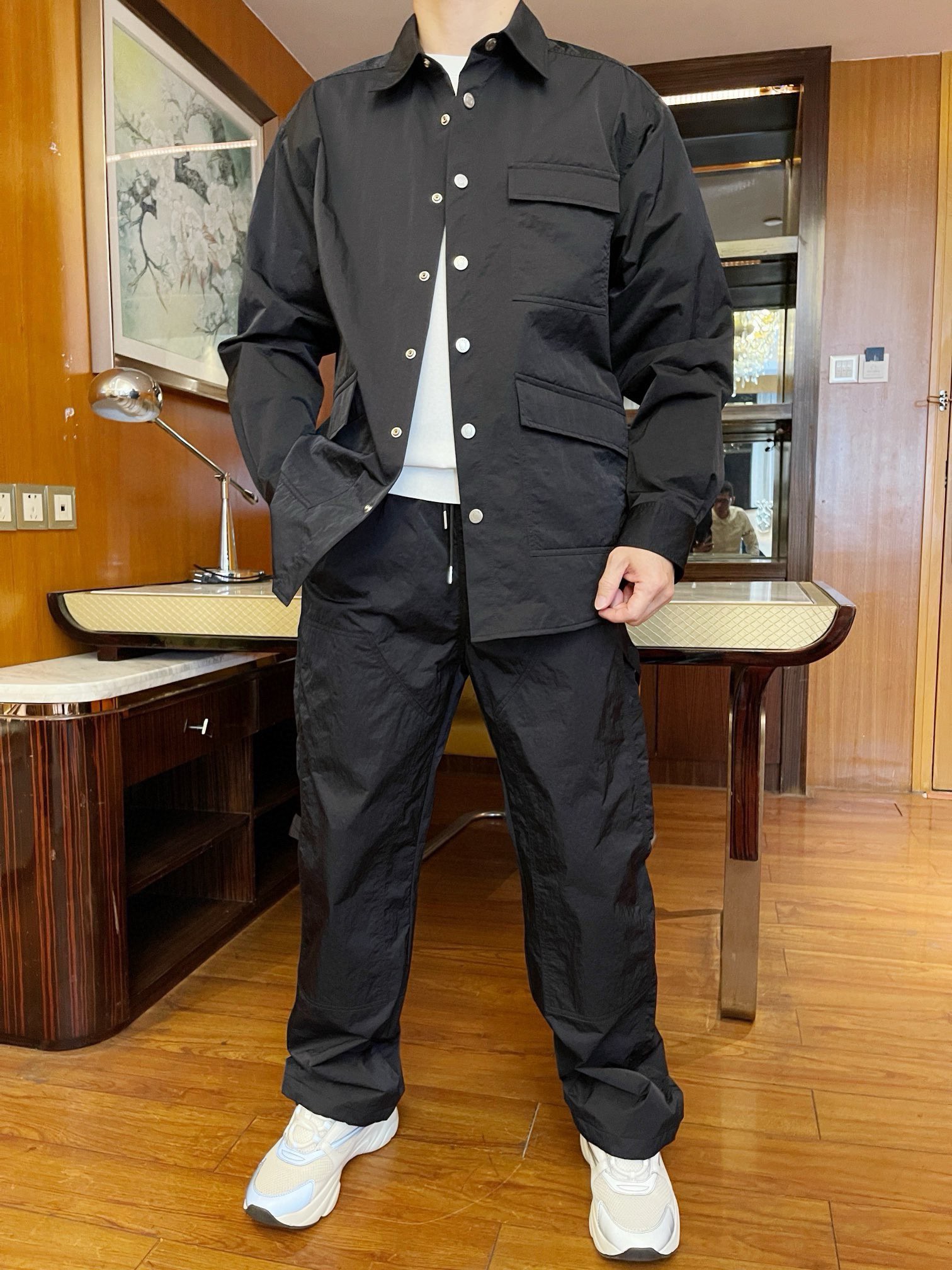 NO:734701,Prada-2025 The latest popular sets are shipped from the counters. The best-selling items in European and American counters!  Selected polyester fabrics imported from Italy are matched with the latest design. The loose multi-pocket design and customized buttons highlight the charm. You can’t miss it. Sizes 48-56 (model 180/140 wears 48, comes with Hong Kong Lane Crawford gift box packaging),, prada,19860909普拉达-2025专柜最新爆款套装出货 欧美专柜热销单品！精选意大利进口聚酯纤维面料搭配最新的设计,宽松多口袋设计和定制纽扣彰显韵味 您不容错过.尺码48-56（模特180/140穿48,配香港连卡佛礼盒包装）,,prada,,Men's clothing