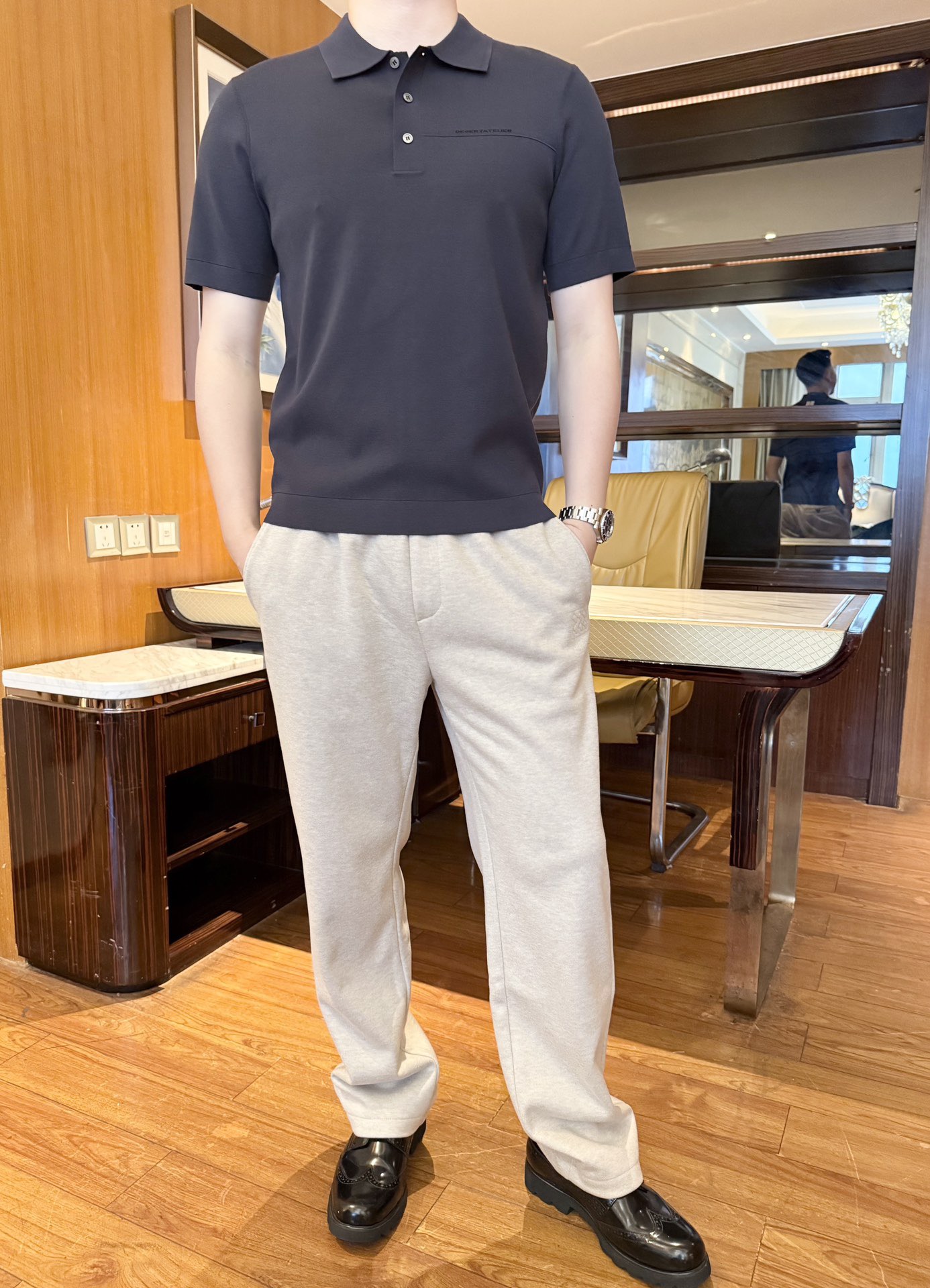 NO:734706,Ermenegildo Zegna - 2025 new polo shirt, made of fine lyocell fiber fabric, has a soft and skin-friendly touch, and has a slight texture. It is breathable and not sweaty, and is comfortable and unburdened when worn close to the body; slim and slightly elastic tailoring, which can fit the body shape clearly without being tight and restrictive; lapel + three-button design is classic and durable  Look, the low-key letter logo on the side is simple and exquisite, not fancy but has a high-end tone; the dark gray tone is versatile and not picky, suitable for all kinds of bottoms, and can be worn alone or with outerwear for quick effect. Size 48-56 (model 180/140 wears 50, comes with Hong Kong Lane Crawford gift box packaging),,zegna,19860909杰尼亚-2025新款polo衫,采用细腻莱赛尔纤维面料,自带柔软亲肤的触感,同时有轻微纹理质感,透气不闷汗,贴身穿舒适无负担；修身微弹剪裁,既能贴合身形显利落,又不会紧绷束缚；翻领+三粒扣设计经典耐看,侧边低调字母标识,简约中透出精致感,不花哨却有高级调性；深灰调百搭不挑人,适配各种下装,单穿、外搭都能快速出效果.码数48-56（模特180/140穿50,配香港连卡佛礼盒包装）,,zegna,,Men's clothing