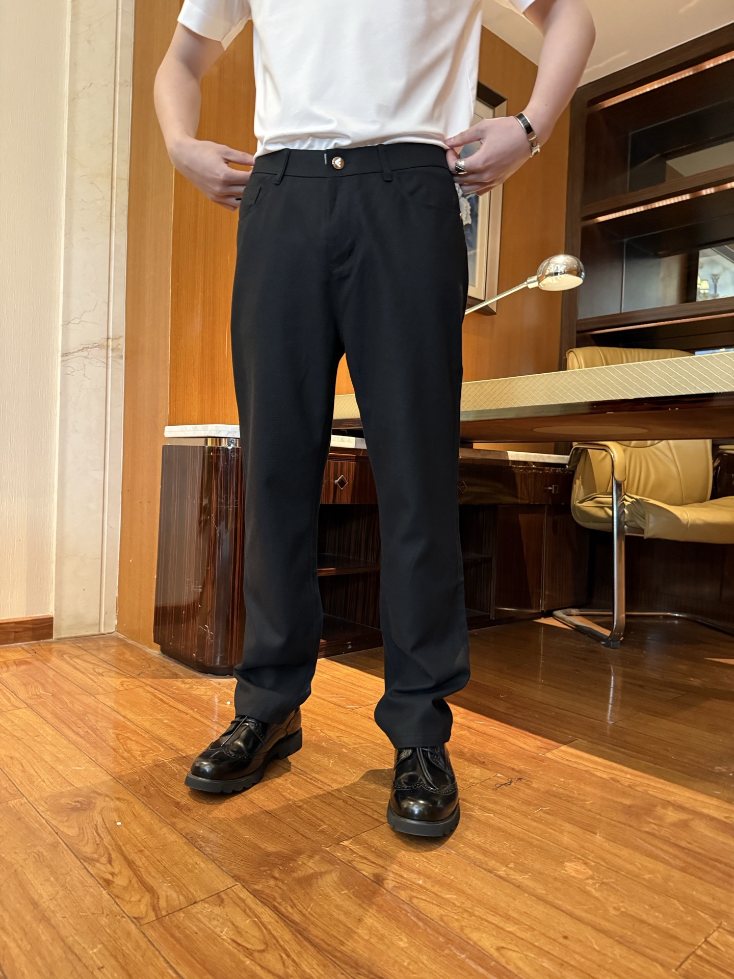 NO:734724,Armani-2026 new casual pants!  It is made of soft and skin-friendly linen fabric, with both drape and stiffness; the straight version modifies the leg shape and accommodates various body types, and the single-button placket detail enhances sophistication. Classic and versatile, it is easy to create a variety of styles. Taking into account both comfort and practicality. Sizes 29-40 (with Hong Kong Lane Crawford gift box packaging),, armani,19860909阿玛尼-2026新款休闲裤！采用柔软亲肤的亚麻面料,兼具垂坠感与挺括度；直筒版型修饰腿型,包容各种身材,单扣门襟细节提升精致度.经典百搭,轻松打造多元风格.兼顾舒适与实用性.码数29-40码（配香港连卡佛礼盒包装),,armani,,Men's clothing