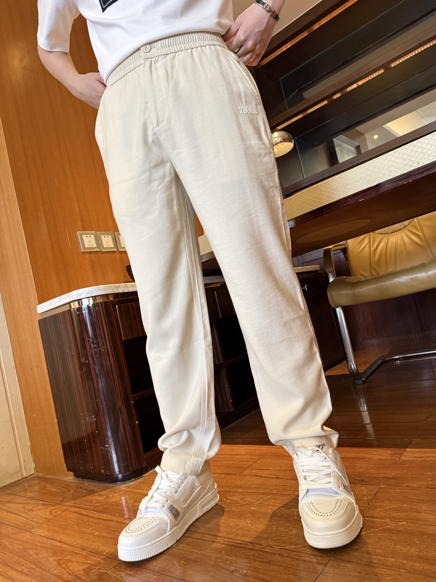 NO:732838,Ermenegildo Zegna-2026 new casual pants!  It is made of soft and skin-friendly linen fabric, which has both drape and stiffness; the straight version modifies the leg shape and accommodates various body shapes, and the single-button placket detail enhances sophistication. Classic and versatile, it is easy to create a variety of styles. Taking into account both comfort and practicality. Sizes M-XXXL (with Hong Kong Lane Crawford gift box packaging),,zegna,19860909杰尼亚-2026新款休闲裤！采用柔软亲肤的亚麻面料,兼具垂坠感与挺括度；直筒版型修饰腿型,包容各种身材,单扣门襟细节提升精致度.经典百搭,轻松打造多元风格.兼顾舒适与实用性.码数M-XXXL码（配香港连卡佛礼盒包装),,zegna,,Men's clothing