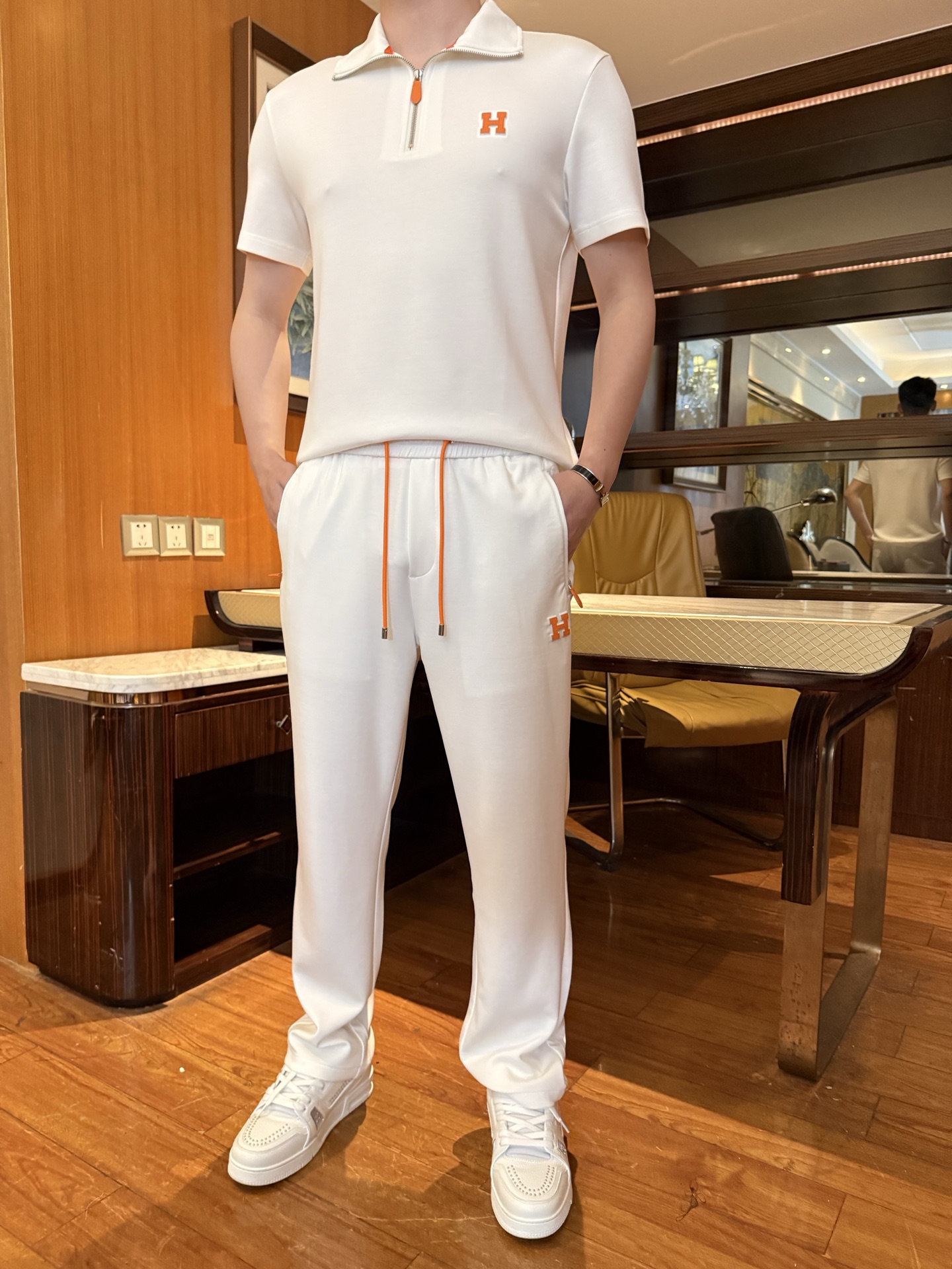 NO:732843,Hermès-2026 new casual pants!  It is made of soft and skin-friendly fabrics with both drape and stiffness; the straight version modifies the leg shape and accommodates various body types. It is classic and versatile and can easily create a variety of styles. It takes into account both comfort and practicality. Sizes M-XXXL (with Hong Kong Lane Crawford gift box packaging), hermes,19860909爱马仕-2026新款休闲裤！采用柔软亲肤的面料,兼具垂坠感与挺括度；直筒版型修饰腿型,包容各种身材,经典百搭,轻松打造多元风格.兼顾舒适与实用性.码数M-XXXL码（配香港连卡佛礼盒包装),,hermes,,Men's clothing