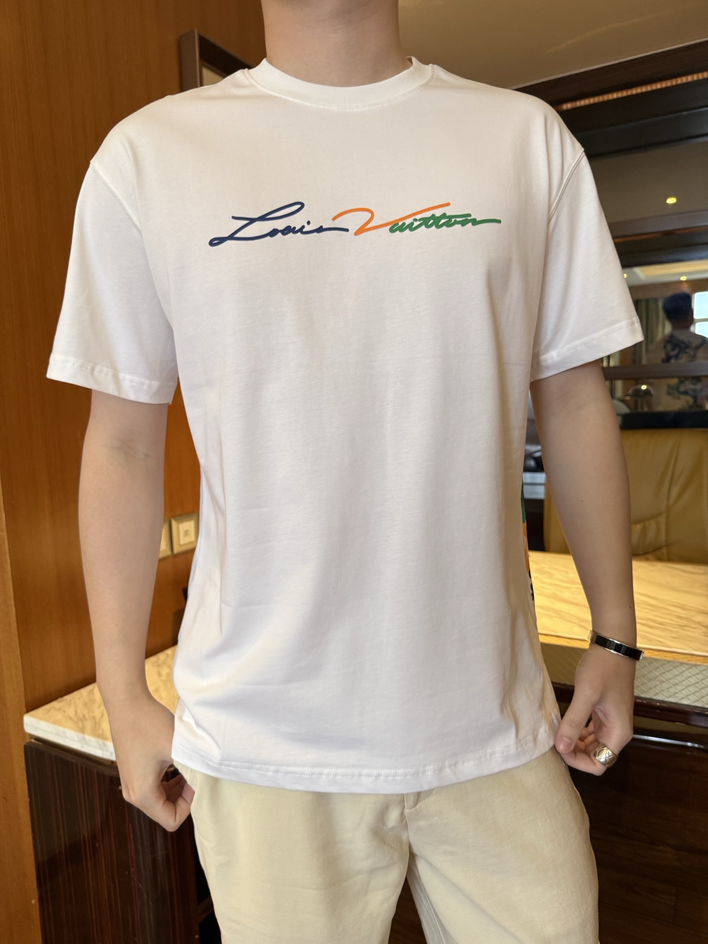 NO:732847,Louis Vuitton - The latest popular T-shirts are shipped from the 2026 counter. The best-selling items at the London counter!  Selected Italian high-end 80-count cotton!  Size: XS-XL (model 180/140 wears S, comes with Hong Kong Lane Crawford gift box packaging), Louis Vuitton, tees, t-shirt,19860909路易威登-2026专柜最新爆款T恤出货 伦敦专柜热销单品！精选意大利采用高端80支棉！尺码:XS-XL码（模特180/140穿S,配香港连卡佛礼盒包装）,,louis vuitton,tees，t-shirt,,Men's clothing