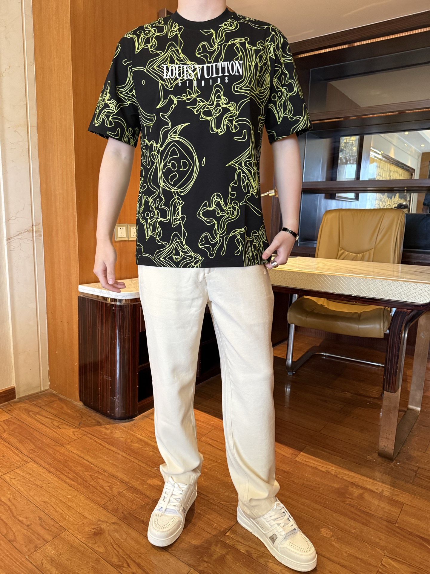 NO:732850,Louis Vuitton-2026 The latest popular T-shirts are shipped from the counter. The best-selling items in the London counter!  Selected Italian high-end 80-count cotton!  Size: XS-XL (model 180/140 wears S, comes with Hong Kong Lane Crawford gift box packaging), Louis Vuitton, tees, t-shirt,19860909路易威-2026专柜最新爆款T恤出货 伦敦专柜热销单品！精选意大利采用高端80支棉！尺码:XS-XL码（模特180/140穿S,配香港连卡佛礼盒包装）,,louis vuitton,tees，t-shirt,,Men's clothing