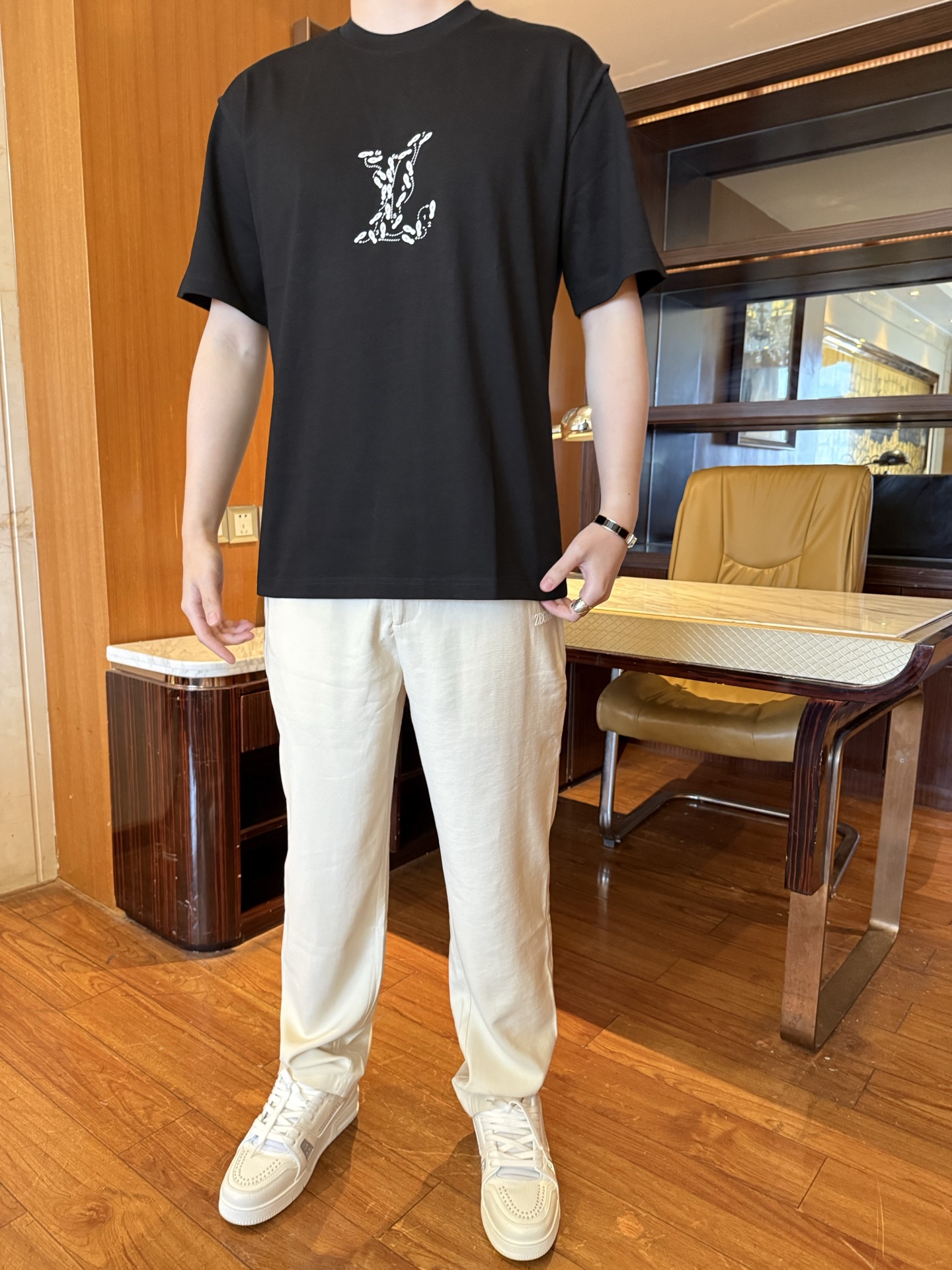 NO:732855,Louis Vuitton - The latest popular T-shirts are shipped from the 2026 counter. The best-selling items at the London counter!  Selected Italian high-end 80-count cotton!  Size: XS-XL (model 180/140 wears S, comes with Hong Kong Lane Crawford gift box packaging), Louis Vuitton, tees, t-shirt,19860909路易威登-2026专柜最新爆款T恤出货 伦敦专柜热销单品！精选意大利采用高端80支棉！尺码:XS-XL码（模特180/140穿S,配香港连卡佛礼盒包装）,,louis vuitton,tees，t-shirt,,Men's clothing