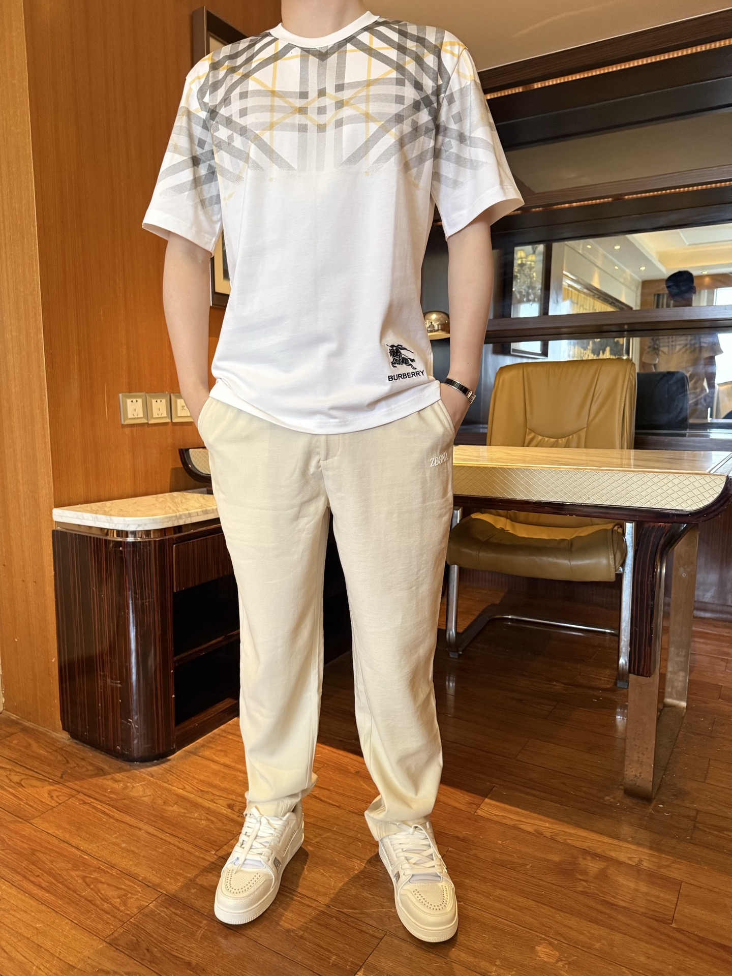 NO:732865,Burberry - The latest popular T-shirts are shipped from the 2026 counter. The best-selling items at the London counter!  Selected Italian high-end 80-count cotton!  Size: XS-XL (model 180/140 wears S, comes with Hong Kong Lane Crawford gift box packaging), burberry, tees, t-shirt,19860909巴宝莉-2026专柜最新爆款T恤出货 伦敦专柜热销单品！精选意大利采用高端80支棉！尺码:XS-XL码（模特180/140穿S,配香港连卡佛礼盒包装）,,burberry,tees，t-shirt,,Men's clothing