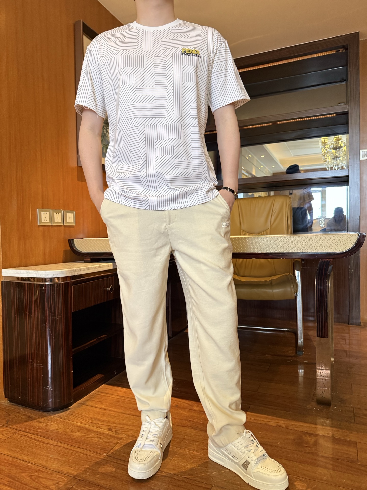 NO:732870,Fendi-2026 The latest popular T-shirts are shipped from the counter. The best-selling items in the London counter!  Selected high-end 80-count cotton!  Size: XS-XL (model 180/140 wears S, comes with Hong Kong Lane Crawford gift box packaging), fendi, tees, t-shirt,19860909芬迪-2026专柜最新爆款T恤出货 伦敦专柜热销单品！精选高端80支棉！尺码:XS-XL码（模特180/140穿S,配香港连卡佛礼盒包装）,,fendi,tees，t-shirt,,Men's clothing