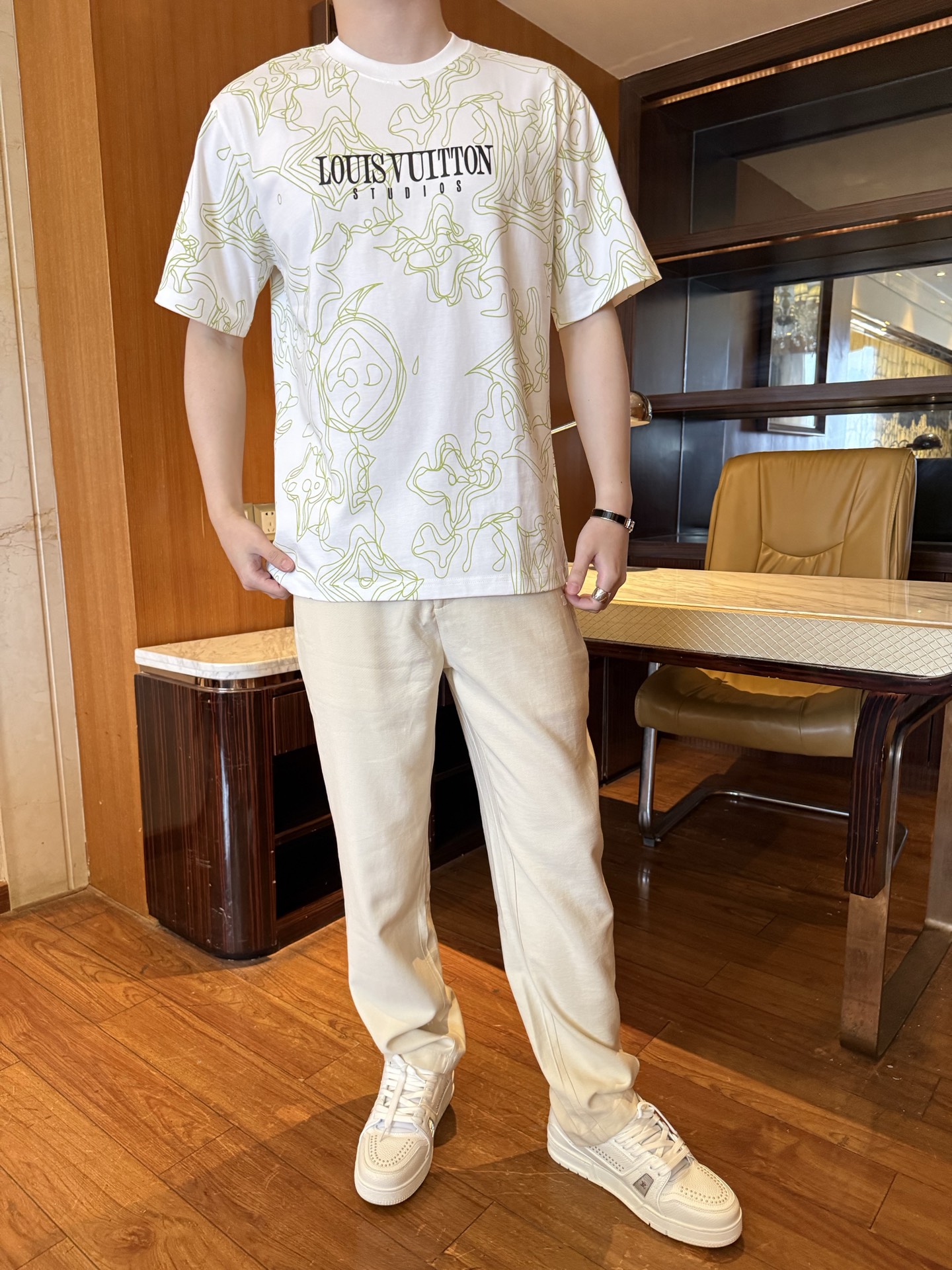 NO:732875,Louis Vuitton - The latest popular T-shirts are shipped from the 2026 counter. The best-selling items at the London counter!  Selected high-end 80-count cotton!  Size: XS-XL (model 180/140 wears S, comes with Hong Kong Lane Crawford gift box packaging), Louis Vuitton, tees, t-shirt,19860909路易威登-2026专柜最新爆款T恤出货 伦敦专柜热销单品！精选高端80支棉！尺码:XS-XL码（模特180/140穿S,配香港连卡佛礼盒包装）,,louis vuitton,tees，t-shirt,,Men's clothing