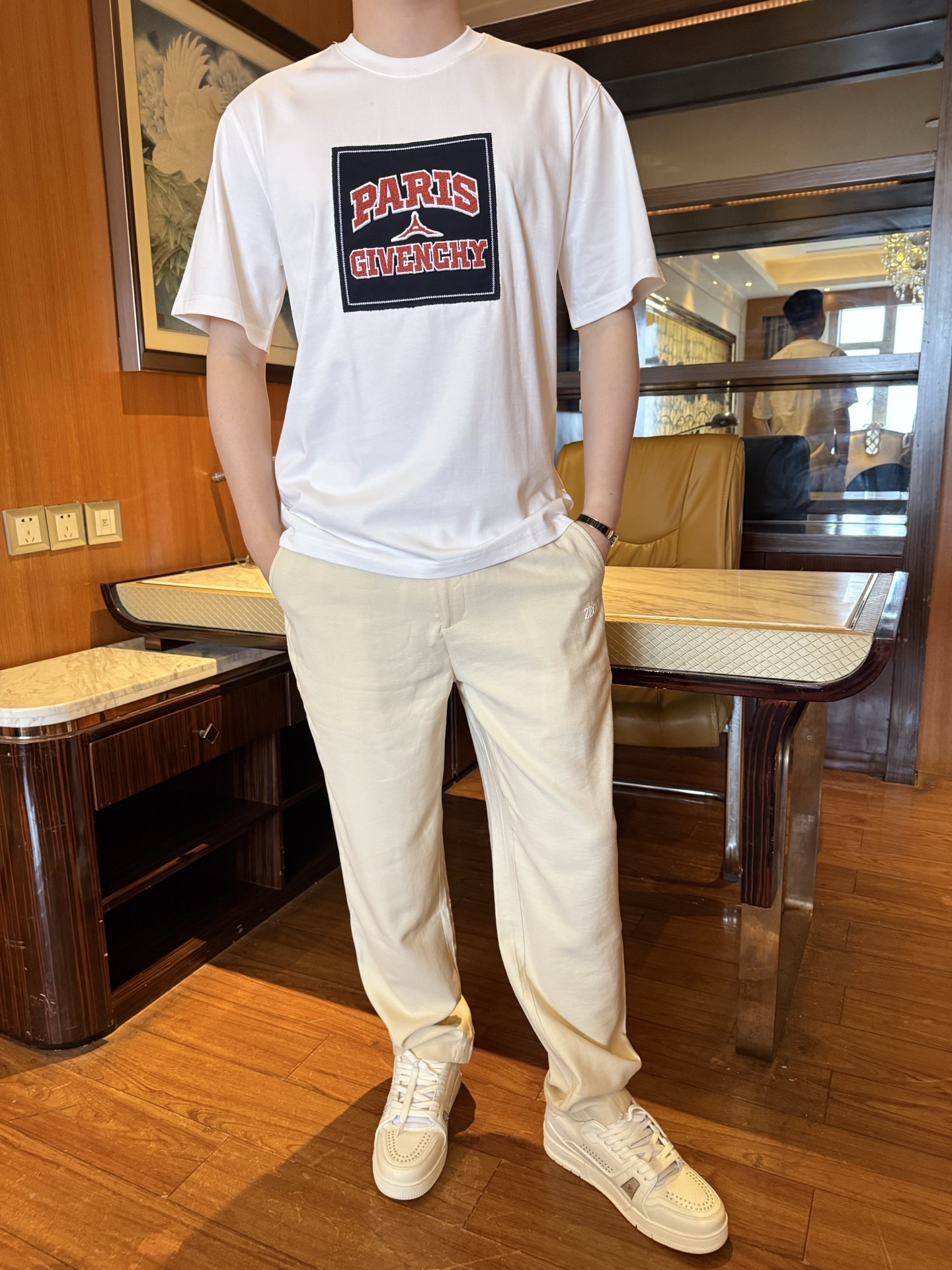 NO:732880,Givenchy - The latest popular T-shirts are shipped from the 2026 counter. The best-selling items at the London counter!  Selected high-end 80-count cotton!  Size: XS-XL (model 180/140 wears S, comes with Hong Kong Lane Crawford gift box packaging), givenchy, tees, t-shirt,19860909纪梵希-2026专柜最新爆款T恤出货 伦敦专柜热销单品！精选高端80支棉！尺码:XS-XL码（模特180/140穿S,配香港连卡佛礼盒包装）,,givenchy,tees，t-shirt,,Men's clothing