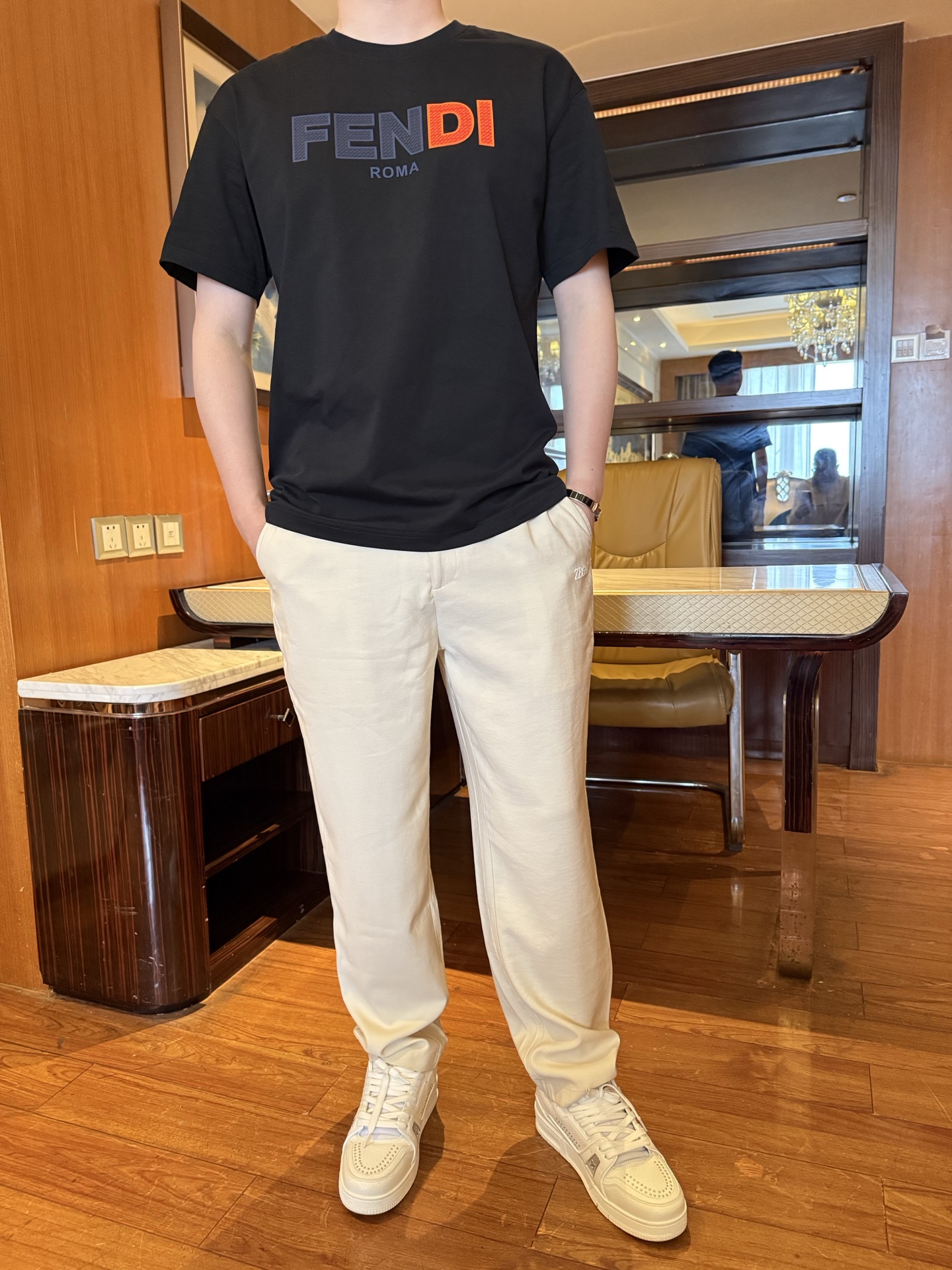 NO:732885,Fendi-2026 The latest popular T-shirts are shipped from the counter. The best-selling items in the London counter!  Selected high-end 80-count cotton!  Size: XS-XL (model 180/140 wears S, comes with Hong Kong Lane Crawford gift box packaging), fendi, tees, t-shirt,19860909芬迪-2026专柜最新爆款T恤出货 伦敦专柜热销单品！精选高端80支棉！尺码:XS-XL码（模特180/140穿S,配香港连卡佛礼盒包装）,,fendi,tees，t-shirt,,Men's clothing