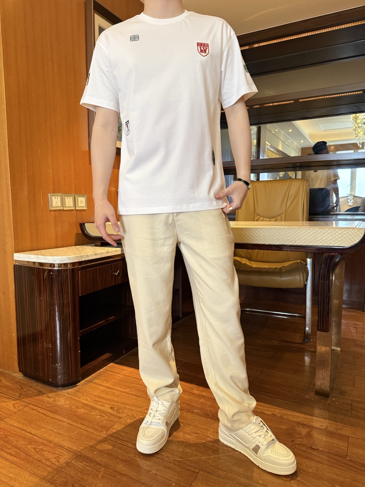 NO:732890,Louis Vuitton - The latest popular T-shirts are shipped from the 2026 counter. The best-selling items at the London counter!  Selected high-end 80-count cotton!  Size: XS-XL (model 180/140 wears S, comes with Hong Kong Lane Crawford gift box packaging), Louis Vuitton, tees, t-shirt,19860909路易威登-2026专柜最新爆款T恤出货 伦敦专柜热销单品！精选高端80支棉！尺码:XS-XL码（模特180/140穿S,配香港连卡佛礼盒包装）,,louis vuitton,tees，t-shirt,,Men's clothing