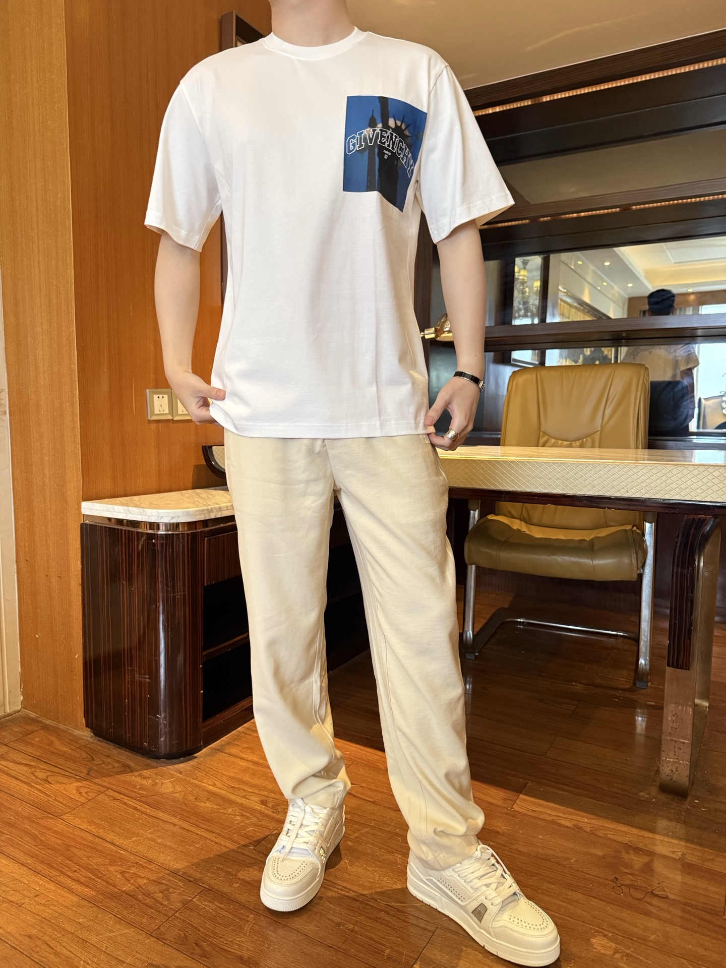 NO:732895,Givenchy - The latest popular T-shirts are shipped from the 2026 counter. The best-selling items at the London counter!  Selected high-end 80-count cotton!  Size: XS-XL (model 180/140 wears S, comes with Hong Kong Lane Crawford gift box packaging), givenchy, tees, t-shirt,19860909纪梵希-2026专柜最新爆款T恤出货 伦敦专柜热销单品！精选高端80支棉！尺码:XS-XL码（模特180/140穿S,配香港连卡佛礼盒包装）,,givenchy,tees，t-shirt,,Men's clothing