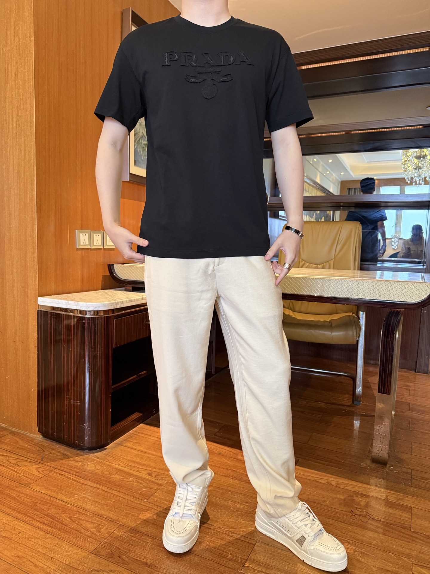 NO:732852,Prada-2026 The latest popular T-shirts are shipped from the counter. The best-selling items in the London counter!  Selected high-end 80-count cotton!  Size: XS-XL (model 180/140 wears S, comes with Hong Kong Lane Crawford gift box packaging), prada, tees, t-shirt,19860909普拉达-2026专柜最新爆款T恤出货 伦敦专柜热销单品！精选高端80支棉！尺码:XS-XL码（模特180/140穿S,配香港连卡佛礼盒包装）,,prada,tees，t-shirt,,Men's clothing