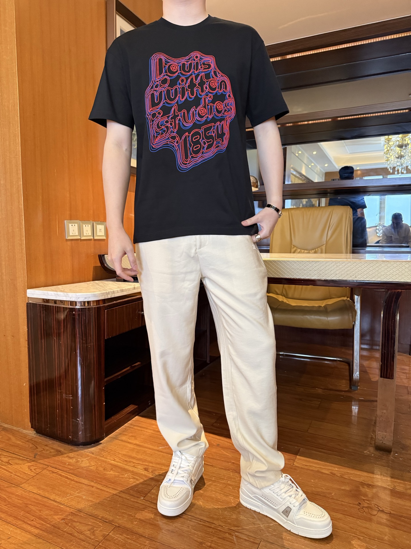 NO:732857,Louis Vuitton - The latest popular T-shirts are shipped from the 2026 counter. The best-selling items at the London counter!  Selected high-end 80-count cotton!  Size: XS-XL (model 180/140 wears S, comes with Hong Kong Lane Crawford gift box packaging), Louis Vuitton, tees, t-shirt,19860909路易威登-2026专柜最新爆款T恤出货 伦敦专柜热销单品！精选高端80支棉！尺码:XS-XL码（模特180/140穿S,配香港连卡佛礼盒包装）,,louis vuitton,tees，t-shirt,,Men's clothing