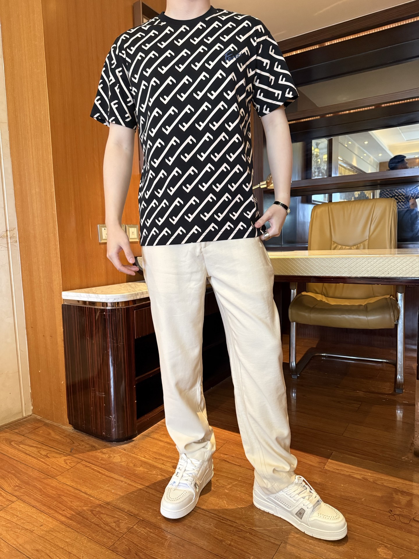 NO:732862,Fendi-2026 The latest popular T-shirts are shipped from the counter. The best-selling items in the London counter!  Selected high-end 80-count cotton!  Size: XS-XL (model 180/140 wears S, comes with Hong Kong Lane Crawford gift box packaging), fendi, tees, t-shirt,19860909芬迪-2026专柜最新爆款T恤出货 伦敦专柜热销单品！精选高端80支棉！尺码:XS-XL码（模特180/140穿S,配香港连卡佛礼盒包装）,,fendi,tees，t-shirt,,Men's clothing