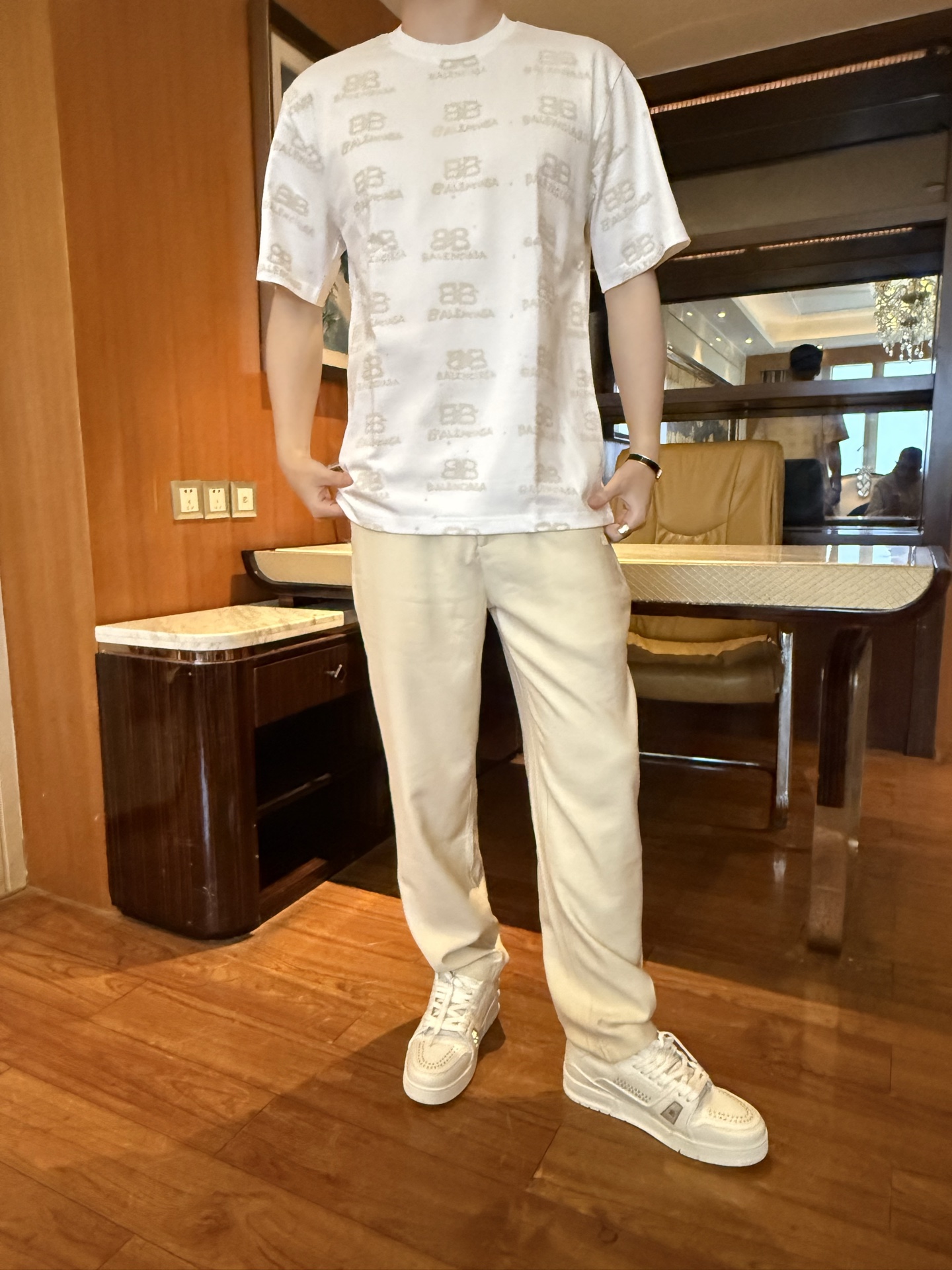 NO:732872,Balenciaga - The latest popular T-shirts are shipped from the 2026 counter. The best-selling items at the London counter!  Selected high-end 80-count cotton!  Size: XS-XL (model 180/140 wears S, comes with Hong Kong Lane Crawford gift box packaging), balenciaga, tees, t-shirt,19860909巴黎世家-2026专柜最新爆款T恤出货 伦敦专柜热销单品！精选高端80支棉！尺码:XS-XL码（模特180/140穿S,配香港连卡佛礼盒包装）,,balenciaga,tees，t-shirt,,Men's clothing