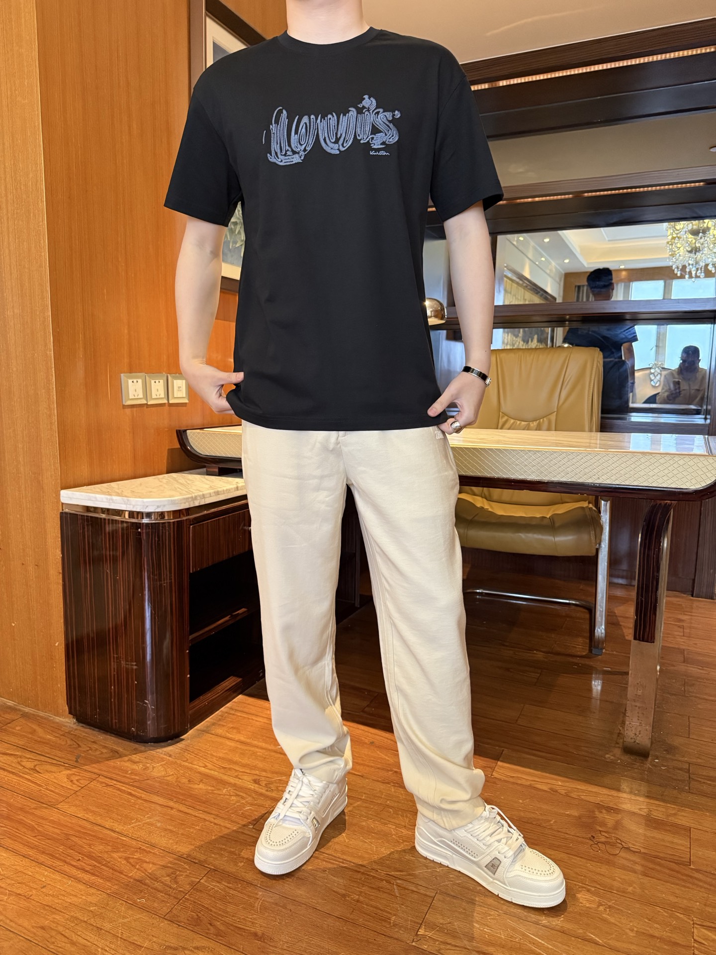 NO:732887,Louis Vuitton - The latest popular T-shirts are shipped from the 2026 counter. The best-selling items at the London counter!  Selected high-end 80-count cotton!  Size: XS-XL (model 180/140 wears S, comes with Hong Kong Lane Crawford gift box packaging), Louis Vuitton, tees, t-shirt,19860909路易威登-2026专柜最新爆款T恤出货 伦敦专柜热销单品！精选高端80支棉！尺码:XS-XL码（模特180/140穿S,配香港连卡佛礼盒包装）,,louis vuitton,tees，t-shirt,,Men's clothing
