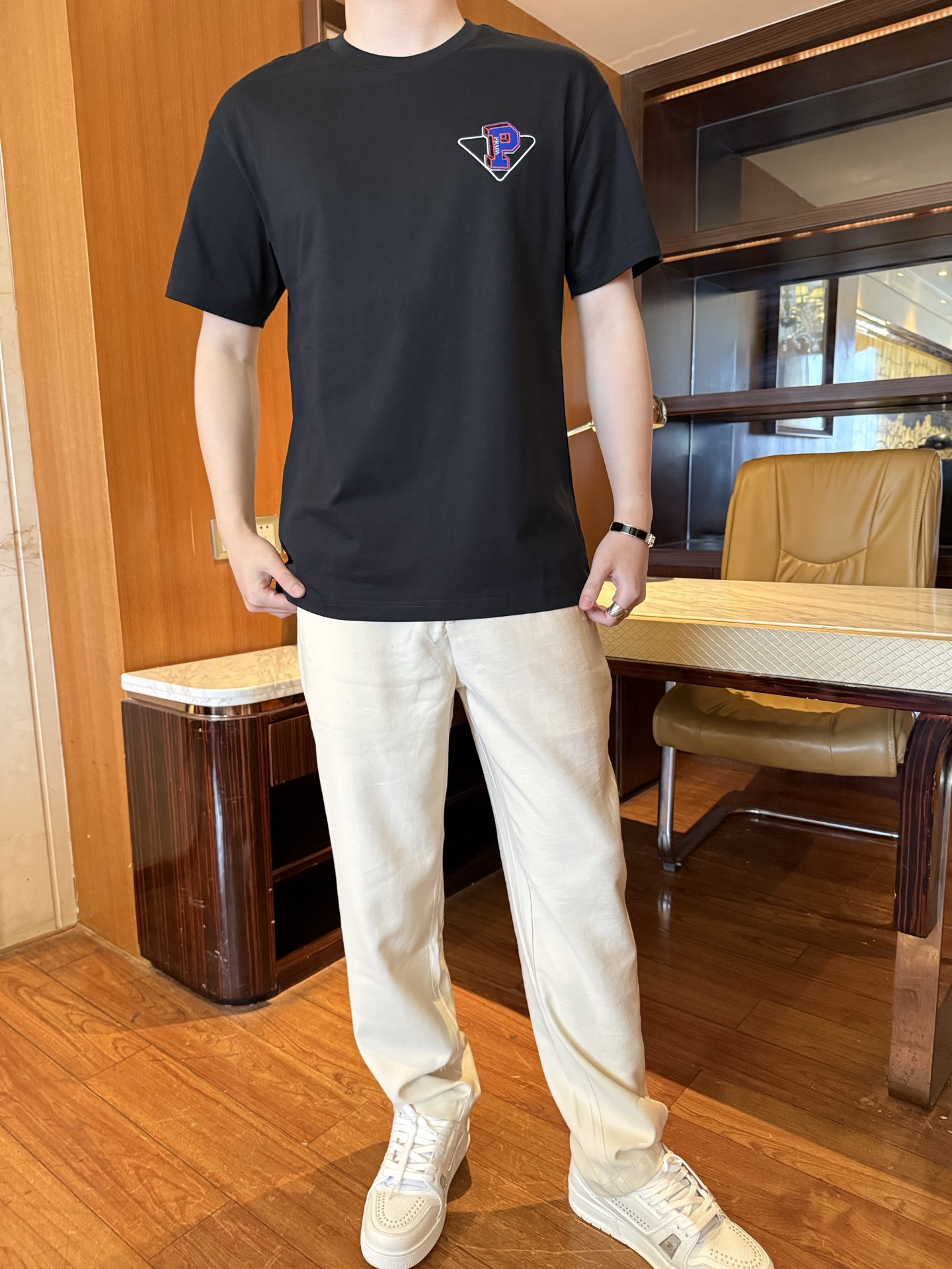 NO:732893,Prada-2026 The latest popular T-shirts are shipped from the counter. The best-selling items in the London counter!  Selected high-end 80-count cotton!  Size: XS-XL (model 180/140 wears S, comes with Hong Kong Lane Crawford gift box packaging), prada, tees, t-shirt,19860909普拉达-2026专柜最新爆款T恤出货 伦敦专柜热销单品！精选高端80支棉！尺码:XS-XL码（模特180/140穿S,配香港连卡佛礼盒包装）,,prada,tees，t-shirt,,Men's clothing