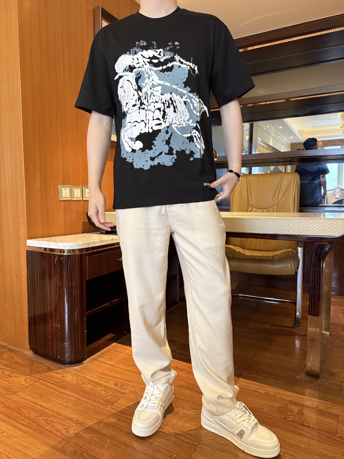 NO:732901,Burberry - The latest popular T-shirts are shipped from the 2026 counter. The best-selling items at the London counter!  Selected high-end 80-count cotton!  Size: XS-XL (model 180/140 wears S, comes with Hong Kong Lane Crawford gift box packaging), burberry, tees, t-shirt,19860909巴宝莉-2026专柜最新爆款T恤出货 伦敦专柜热销单品！精选高端80支棉！尺码:XS-XL码（模特180/140穿S,配香港连卡佛礼盒包装）,,burberry,tees，t-shirt,,Men's clothing