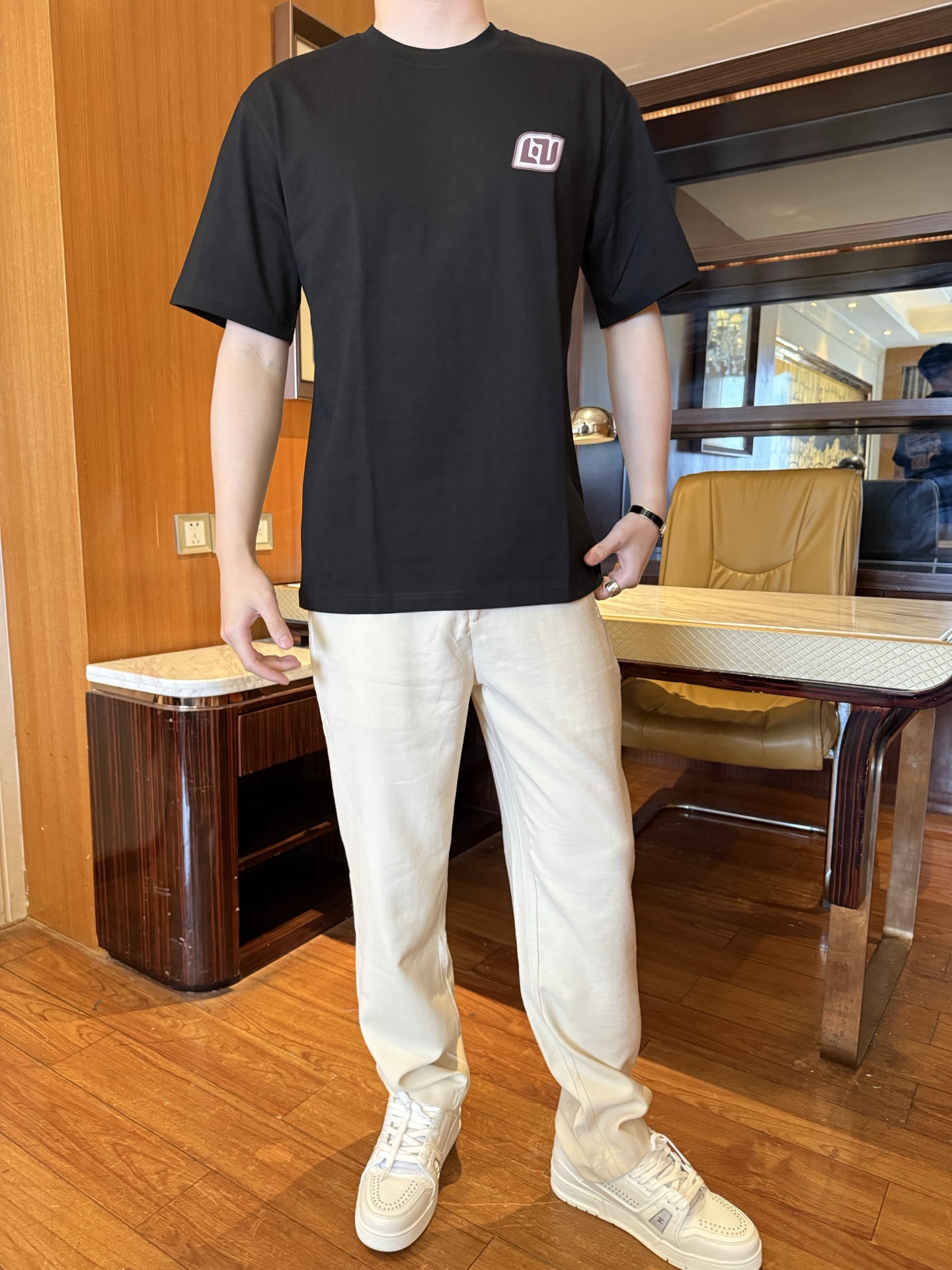 NO:732911,Louis Vuitton - The latest popular T-shirts are shipped from the 2026 counter. The best-selling items at the London counter!  Selected high-end 80-count cotton!  Size: XS-XL (model 180/140 wears S, comes with Hong Kong Lane Crawford gift box packaging), Louis Vuitton, tees, t-shirt,19860909路易威登-2026专柜最新爆款T恤出货 伦敦专柜热销单品！精选高端80支棉！尺码:XS-XL码（模特180/140穿S,配香港连卡佛礼盒包装）,,louis vuitton,tees，t-shirt,,Men's clothing