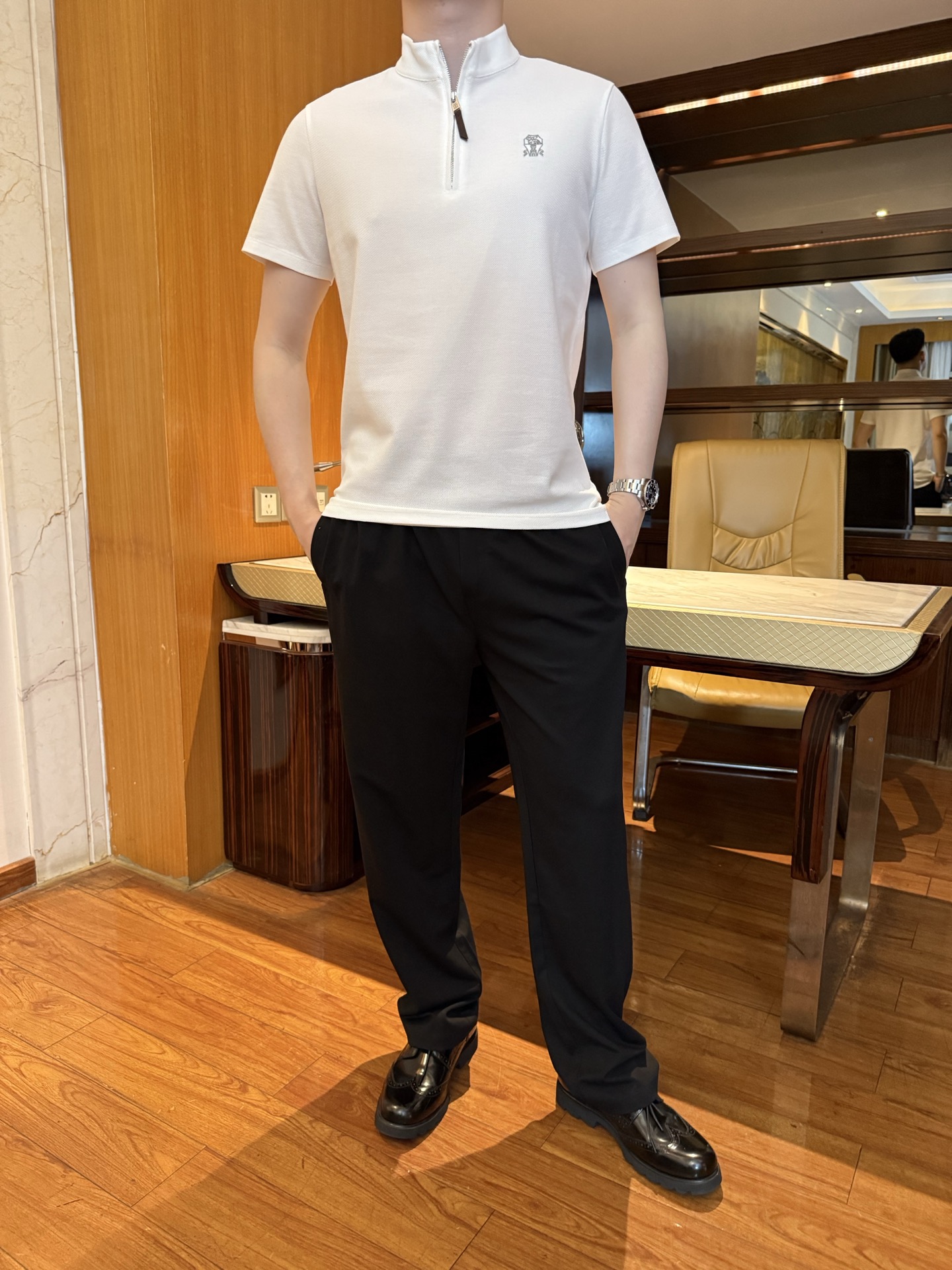 NO:915487,Brunello Cucinelli - Men's shield embroidered Polo shirt. The breathable pique fabric is made of high-quality pique cotton. The mesh structure is breathable and sweat-wicking. It is refreshing and not stuffy to wear in summer. It has a good drape and is not easy to deform after long-term wear. Size M-3XL (model is 180cm tall and weighs 140cm, wearing size L),19860909布鲁内洛·库奇内利- 男士盾标刺绣Polo衫 透气珠地面料甄选优质珠地棉,网眼结构透气排汗,夏季穿着清爽不闷,垂坠感佳,久穿不易变形.M-3XL码（模特身高180体重140穿L码）,,,Men's clothing