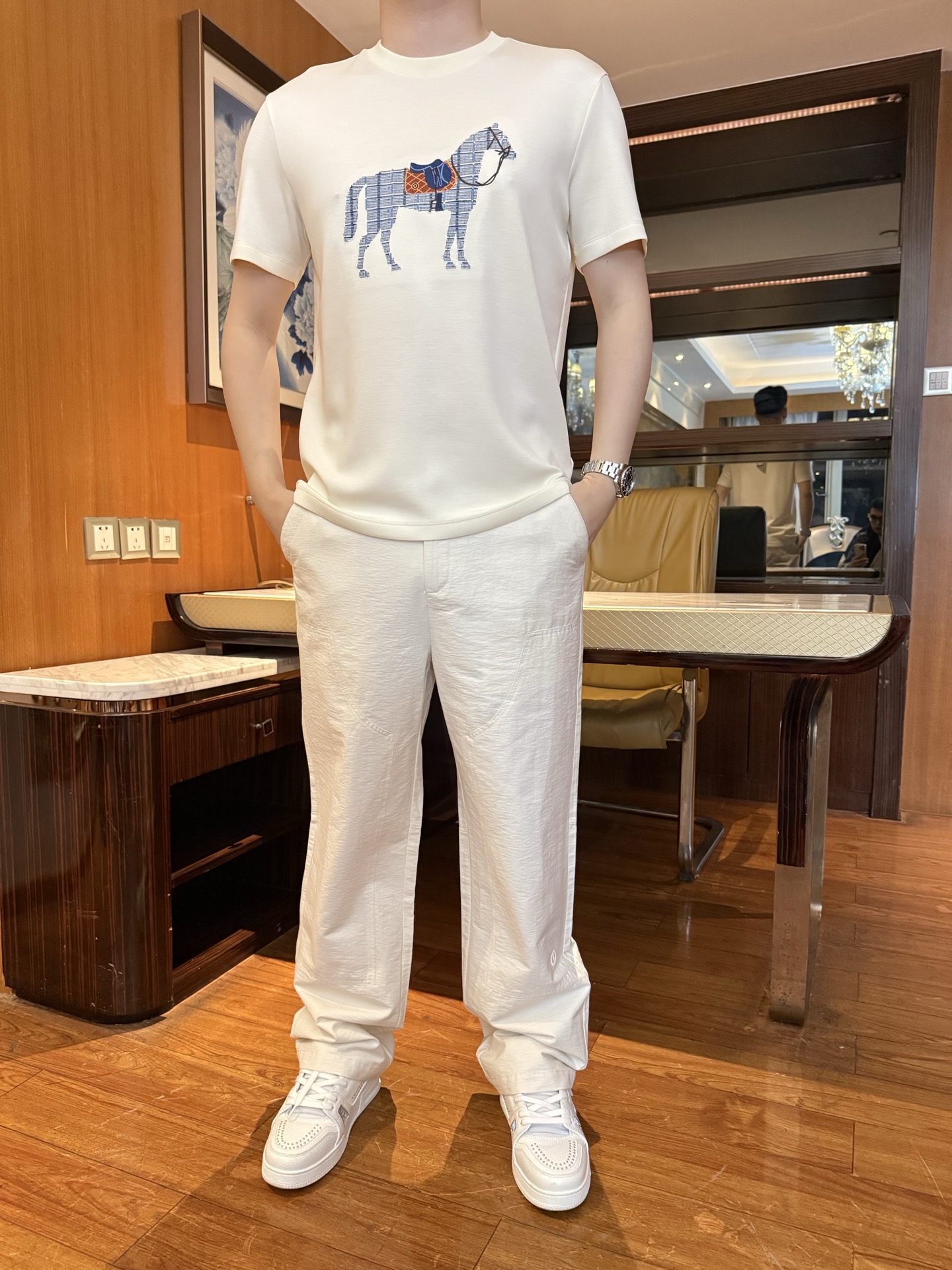 NO:915491,Hermès - Embroidered T-shirt, Modal mercerized cotton fabric, skin-friendly and breathable, good drape, not easy to deform, suitable for summer wear, neat details, strong and not cracking, reinforced collar not easy to deform, M-419860909爱马仕-刺绣T恤,莫代尔丝光棉面料,亲肤透气,垂坠感好,不易变形,适合夏季穿着 细节走线工整,牢固不开裂,领口加固不易变形 M-4XL码（模特身高180体重140穿XL码）,,hermes,tees，t-shirt,,Men's clothing