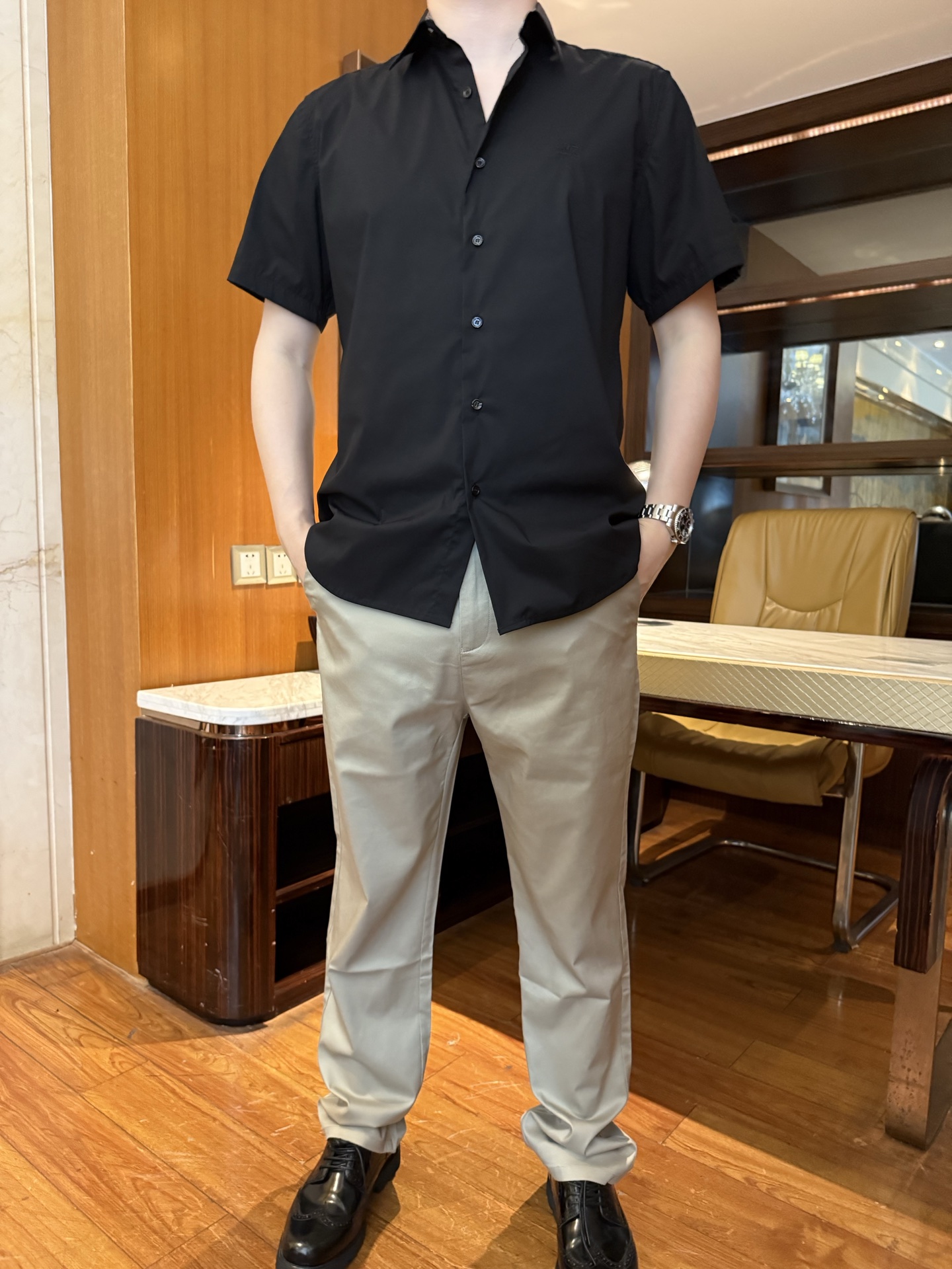 NO:855797,Burberry - Classic short-sleeved shirt, business casual style. The brand's classic war horse knight logo is darkly embroidered in the same color on the left chest, and the iconic vintage plaid (classic plaid) is exposed on the cuffs and collar, which is the brand's most recognizable design element. The basic pure black long-sleeved lapel version is simple and elegant, regardless of body shape and occasion. The contrasting plaid design is a built-in embellishment, which is exposed when the cuffs are folded, which is low-key and detailed.  Standard placket button design, neat routing, crisp and not soft shape. The fabric texture is made of high-count cotton blended fabric, which has good drape and strong wrinkle resistance, taking into account comfort and business quality. S-2XL size (the model is 180cm tall and weighs 140cm wearing size L), shirts, T-shirt,19860909博柏利-经典短袖衬衫,商务休闲款型. 左胸同色暗绣品牌经典战马骑士标,袖口、领内露出标志性Vintage格纹（经典格纹）,是品牌最具辨识度的设计元素. 基础纯黑长袖翻领版型,简约大气,不挑身材与场合. 格纹撞色设计做内藏式点缀,翻折袖口时露出,低调又有细节感. 标准门襟纽扣设计,走线工整,版型挺括不软塌. 面料质感采用高支棉混纺面料,垂坠感好、抗皱性强,兼顾舒适与商务质感. S-2XL码（模特身高180体重140穿L码）,,shirts,T-shirt,,Men's clothing