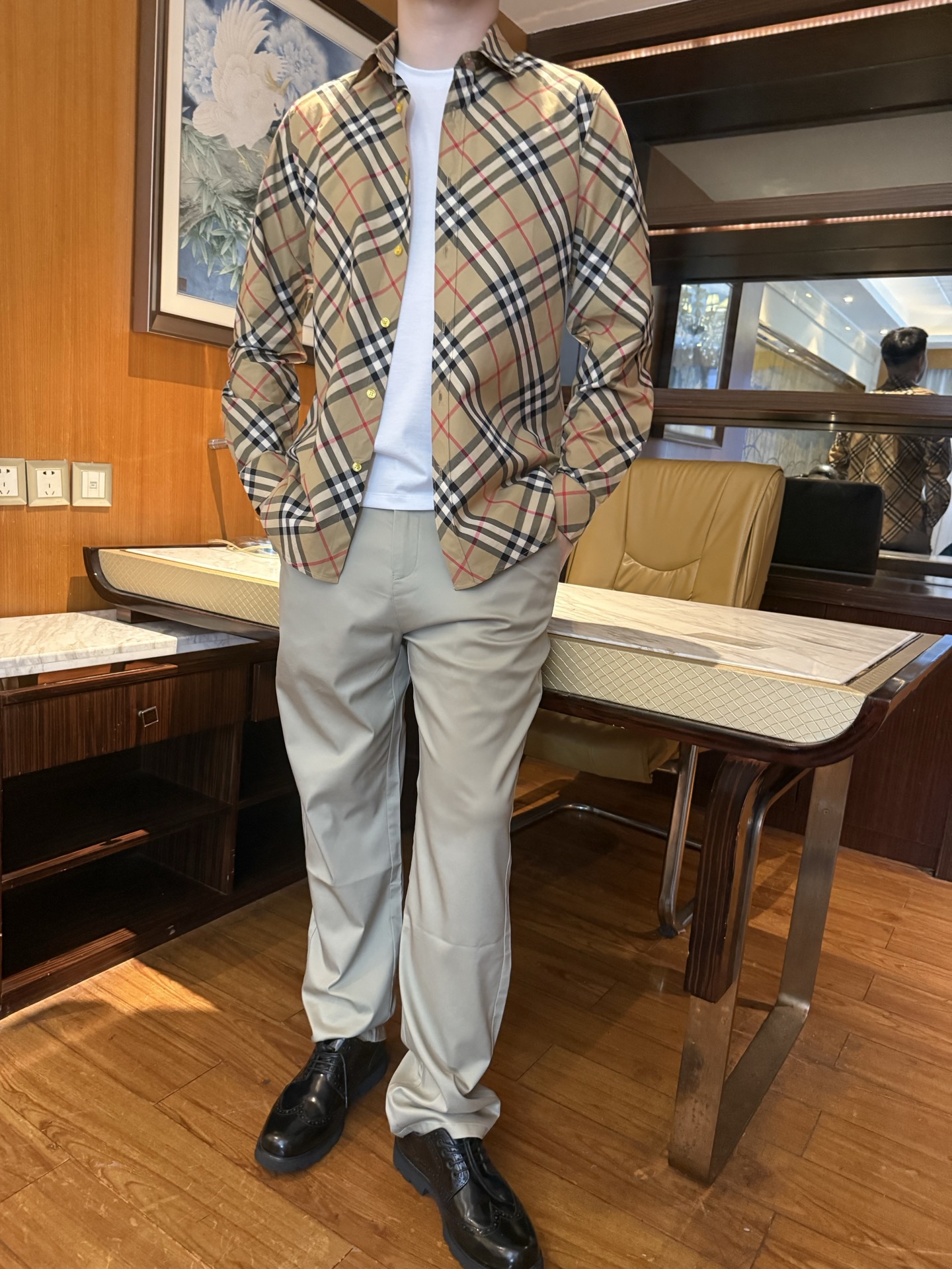 NO:855851,Burberry - Men's classic plaid long-sleeved shirt, made of high-count cotton, is skin-friendly and breathable, drape-resistant and wrinkle-resistant, and will not deform after long-term wear. The British classic plaid Burberry's iconic plaid has a sense of luxury and can easily create a gentleman's casual style. It is suitable for single wear, inner wear, and cardigan wear, and can be worn in all scenarios of commuting, going out, dating, and vacation. It is versatile and not picky. Classic plaid + basic version, regardless of age or body type, highly matched.  Details highlight the quality of gold buttons, neat routing, back pleat design, full of details, and upgraded texture. Size S-2XL (model is 180cm tall and weighs 148cm, wearing size L),, burberry, shirts,19860909巴宝莉-男士经典格纹长袖衬衫,高支棉材质,亲肤透气,垂坠抗皱,久穿不变形. 英伦经典格纹巴宝利标志性格纹,自带高级感,轻松打造绅士休闲风 多场景适配单穿、内搭、开衫穿搭一衣三穿,通勤、出街、约会、度假全场景hold住 百搭不挑人经典格纹+基础版型,不挑年龄、不挑身材,搭配性极强 细节彰显品质金色纽扣、工整走线、后背褶位设计,细节拉满,质感升级 S-2XL码（模特身高180体重148穿L码）,,burberry,shirts,,Men's clothing