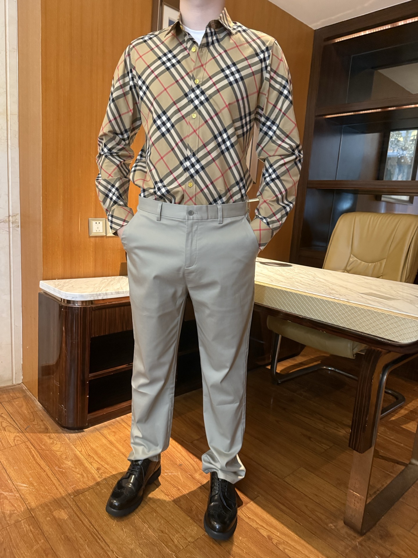 NO:855773,Burberry - Men's classic plaid long-sleeved shirt, made of high-count cotton, is skin-friendly and breathable, drape-resistant and wrinkle-resistant, and will not deform after long-term wear. The British classic plaid Burberry's iconic plaid has a sense of luxury and can easily create a gentleman's casual style. It is suitable for single wear, inner wear, and cardigan wear, and can be worn in all scenarios of commuting, going out, dating, and vacation. It is versatile and not picky. Classic plaid + basic version, regardless of age or body type, highly matched.  Details highlight the quality of gold buttons, neat routing, back pleat design, full of details, and upgraded texture. Size S-2XL (model is 180cm tall and weighs 148cm, wearing size L),, burberry, shirts,19860909巴宝莉-男士经典格纹长袖衬衫,高支棉材质,亲肤透气,垂坠抗皱,久穿不变形. 英伦经典格纹巴宝利标志性格纹,自带高级感,轻松打造绅士休闲风 多场景适配单穿、内搭、开衫穿搭一衣三穿,通勤、出街、约会、度假全场景hold住 百搭不挑人经典格纹+基础版型,不挑年龄、不挑身材,搭配性极强 细节彰显品质金色纽扣、工整走线、后背褶位设计,细节拉满,质感升级 S-2XL码（模特身高180体重148穿L码）,,burberry,shirts,,Men's clothing