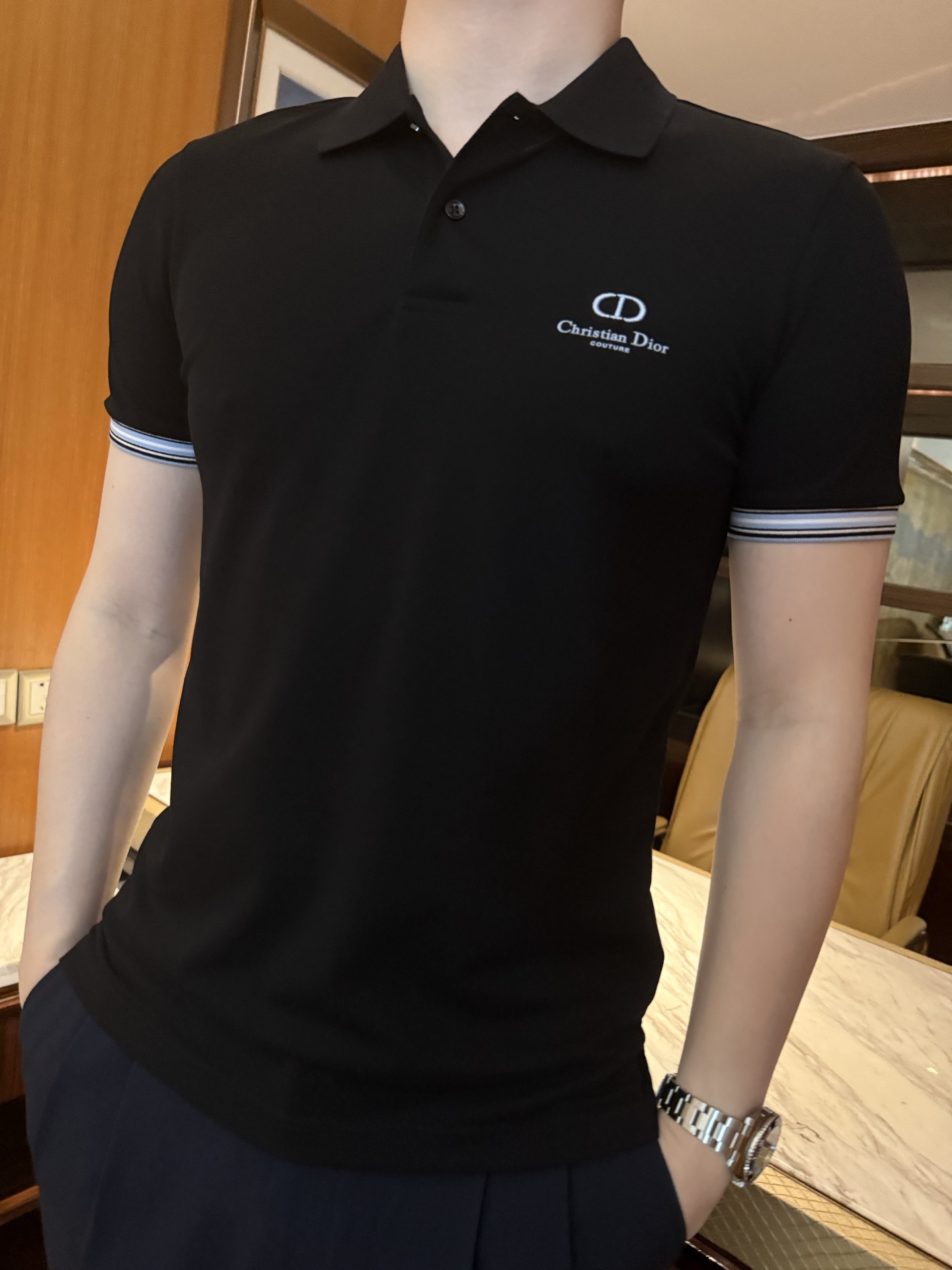 迪奥-经典翻领POLO版型，修饰身形，沉稳百搭，不挑肤色，适配商务、休闲多场景，采用高支精梳棉/珠地棉面