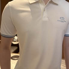 迪奥-经典翻领POLO版型,修饰身形,沉稳百搭,不挑肤色,适配商务、休闲多场景,采用高支精梳棉/珠地棉面 迪奥-经典翻领POLO版型,修饰身形,沉稳百搭,不挑肤色,适配商务、休闲多场景,采用高支精梳棉/珠地棉面
