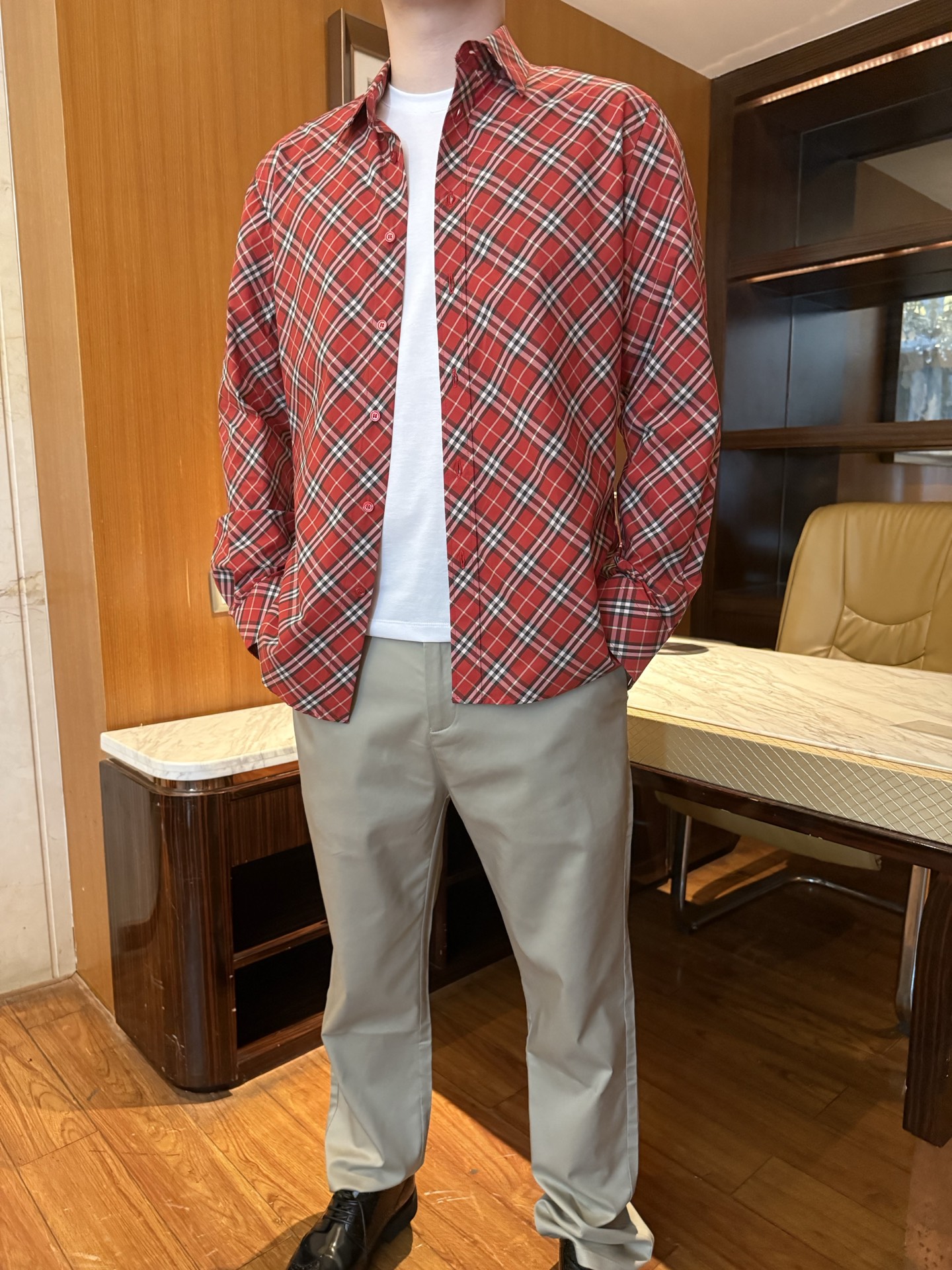 NO:855845,Burberry - red plaid long-sleeved shirt. The style is loose and casual, not picky about your figure. It can be worn inside or outside to create a relaxed look. The plaid design is classic Burberry style red plaid (red + white + black / dark gray contrasting colors), which is highly recognizable and full of retro British style. Highlights of the details. Classic pointed collar design, suitable for wearing with a white T inside, creating a layered look. Same-color buttons + placket keyhole design, neat routing and exquisite details.  The York pleat design on the back improves the comfort of movement and is not tight for long-term wear. The long sleeves can be rolled up, so it can be worn multiple times, suitable for different seasons. Made of high-count pure cotton/blended fabrics, breathable and skin-friendly, with good drape and not easy to wrinkle. Precision plaid printing technology, the pattern is symmetrical and neat, and will not fade easily after long-term washing. Fine seaming technology, solid workmanship, durable and anti-wear. Daily casual wear with white T + khaki casual pants + loafers, full of relaxation.  For light business style, wear alone + trousers + leather shoes to create a British-style workplace outfit. Wear trendy layering with denim jackets and leather jackets to create a street-style look. Red plaid for festive wear is suitable for Christmas, New Year and other scenes, adding a sense of atmosphere. S-219860909博柏利-红格纹长袖衬衫  版型宽松休闲剪裁,不挑身材,可内搭可外穿,打造松弛感造型 格纹设计经典Burberry风格红底格纹（红+白+黑/深灰撞色）,辨识度拉满,复古英伦风十足 细节亮点 经典尖领设计,适配内搭白T,打造叠穿造型 同色系纽扣+门襟锁眼设计,走线工整,细节精致 后背约克褶设计,提升活动舒适度,久穿不紧绷 长袖可卷边设计,一衣多穿,适配不同季节 采用高支纯棉/混纺面料,透气亲肤,垂坠感好,不易皱 精密格纹印花工艺,图案对称工整,久洗不易掉色 精细锁边工艺,做工扎实,耐穿抗造 日常休闲内搭白T+卡其休闲裤+乐福鞋,松弛感拉满 轻商务造型单穿+西裤+皮鞋,打造英伦风职场穿搭 潮流叠穿外搭牛仔外套、皮衣,打造街头感造型 节日穿搭红格纹适配圣诞、新年等场景,氛围感拉满.S-2XL码（模特身高180体重140穿L码）,,burberry,loafers,jackets & coats,shirts,leather jacket,,Men's clothing