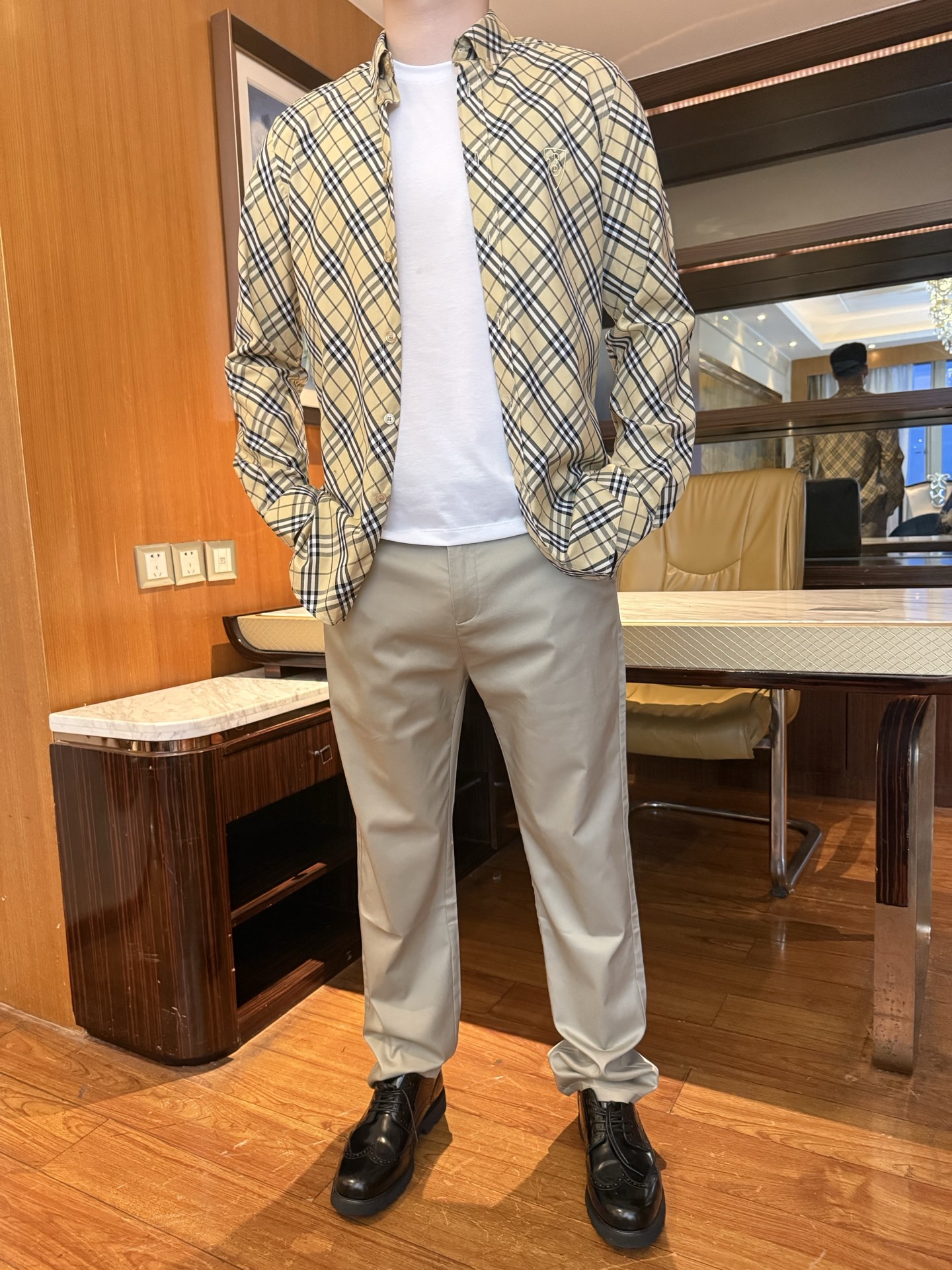 NO:855790,Burberry - Khaki plaid long-sleeved shirt. The style is casual and tailored, not tight or bloated. It modifies the body shape and is suitable for a variety of body types. The plaid design is classic Burberry style khaki bottom plaid (khaki + black + white contrasting colors), full of retro British style, and highly recognizable. Highlights of the details. Button-down collar design, full of leisure, suitable for wearing with a white T, creating a layered look.  The shield B embroidered logo on the left chest is low-key and shows the light luxury texture without being exaggerated. The York pleat design on the back improves the comfort of movement and can be worn without restraint for a long time. The same color button + placket keyhole design has neat routing and exquisite details. The long sleeves can be rolled up, so it can be worn multiple times and is suitable for different seasons. It is made of high-count pure cotton/blend fabric, breathable and skin-friendly, has a good drape, is not easy to wrinkle, and is easy to take care of.  Precision plaid printing technology, the pattern is symmetrical and neat, and will not fade easily after being washed for a long time. Fine seaming technology, solid workmanship, durable and anti-wear. Pair it with white T + khaki casual pants + loafers (as shown in the picture) for daily casual wear. Wear it alone for light business style + trousers + leather shoes to create a British style workplace outfit. Trendy layering with denim jackets and leather jackets to create a street style look  Commuting style can be worn in all seasons, single wear in spring and autumn, sun protection in summer, inner wear in winter, S-2XL size (model is 180cm tall and weighs 140cm wearing L size), burberry, loafers, jackets & coats, shirts, leather jacket,19860909博柏利-卡其格纹长袖衬衫 版型休闲合身剪裁,不紧绷不臃肿,修饰身形,适配多种身材 格纹设计经典Burberry风格卡其底格纹（卡其+黑+白撞色）,复古英伦风拉满,辨识度极高 细节亮点 扣领尖领设计,休闲感拉满,适配内搭白T,打造叠穿造型 左胸盾牌B字刺绣标,低调彰显轻奢质感,不浮夸 后背约克褶设计,提升活动舒适度,久穿无束缚 同色系纽扣+门襟锁眼设计,走线工整,细节精致 长袖可卷边设计,一衣多穿,适配不同季节 采用高支纯棉/混纺面料,透气亲肤,垂坠感好,不易皱,好打理 精密格纹印花工艺,图案对称工整,久洗不易掉色 精细锁边工艺,做工扎实,耐穿抗造 日常休闲内搭白T+卡其休闲裤+乐福鞋（如图所示）,松弛感拉满 轻商务造型单穿+西裤+皮鞋,打造英伦风职场穿搭 潮流叠穿外搭牛仔外套、皮衣,打造街头感造型 通勤穿搭四季可穿,春秋单穿、夏季防晒、冬季内搭,S-2XL码（模特身高180体重140穿L码）,,burberry,loafers,jackets & coats,shirts,leather jacket,,Men's clothing