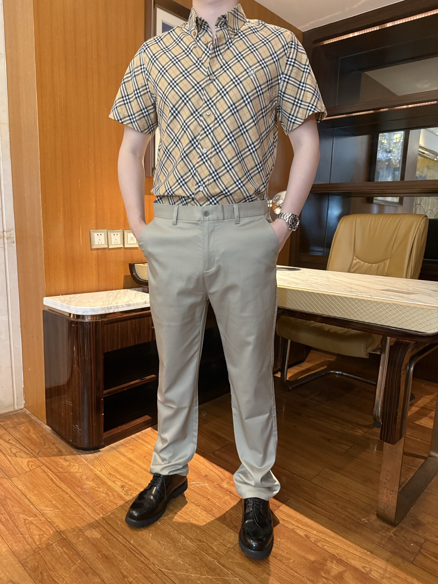 NO:855780,Burberry - Khaki plaid short-sleeved shirt. The version is casual and tailored, not tight or bloated. It modifies the body shape and is suitable for a variety of body types. The plaid design is classic Burberry style khaki bottom plaid (khaki + black + white contrasting colors), full of retro British style, and highly recognizable. Highlights of the details. Button-down collar design, full of leisure, suitable for wearing with a white T to create a layered look.  The shield B embroidered logo on the left chest is low-key and shows the light luxury texture without being exaggerated. The York pleat design on the back improves the comfort of movement and can be worn without restraint for a long time. The same color button + placket keyhole design has neat routing and exquisite details. The long sleeves can be rolled up, so it can be worn multiple times and is suitable for different seasons. It is made of high-count pure cotton/blend fabric, breathable and skin-friendly, has a good drape, is not easy to wrinkle, and is easy to take care of.  Precision plaid printing technology, the pattern is symmetrical and neat, and will not fade easily after being washed for a long time. Fine seaming technology, solid workmanship, durable and anti-wear. Pair it with white T + khaki casual pants + loafers (as shown in the picture) for daily casual wear. Wear it alone for light business style + trousers + leather shoes to create a British style workplace outfit. Trendy layering with denim jackets and leather jackets to create a street style look  Suitable for commuting in all seasons, single wear in spring and autumn, sun protection in summer, inner wear in winter, sizes S-2XL (model is 180cm tall and weighs 140cm wearing size L), burberry, loafers, jackets & coats, shirts, T-shirt, leather jacket,19860909博柏利-卡其格纹短袖衬衫 版型休闲合身剪裁,不紧绷不臃肿,修饰身形,适配多种身材 格纹设计经典Burberry风格卡其底格纹（卡其+黑+白撞色）,复古英伦风拉满,辨识度极高 细节亮点 扣领尖领设计,休闲感拉满,适配内搭白T,打造叠穿造型 左胸盾牌B字刺绣标,低调彰显轻奢质感,不浮夸 后背约克褶设计,提升活动舒适度,久穿无束缚 同色系纽扣+门襟锁眼设计,走线工整,细节精致 长袖可卷边设计,一衣多穿,适配不同季节 采用高支纯棉/混纺面料,透气亲肤,垂坠感好,不易皱,好打理 精密格纹印花工艺,图案对称工整,久洗不易掉色 精细锁边工艺,做工扎实,耐穿抗造 日常休闲内搭白T+卡其休闲裤+乐福鞋（如图所示）,松弛感拉满 轻商务造型单穿+西裤+皮鞋,打造英伦风职场穿搭 潮流叠穿外搭牛仔外套、皮衣,打造街头感造型 通勤穿搭四季可穿,春秋单穿、夏季防晒、冬季内搭,S-2XL码（模特身高180体重140穿L码）,,burberry,loafers,jackets & coats,shirts,T-shirt,leather jacket,,Men's clothing