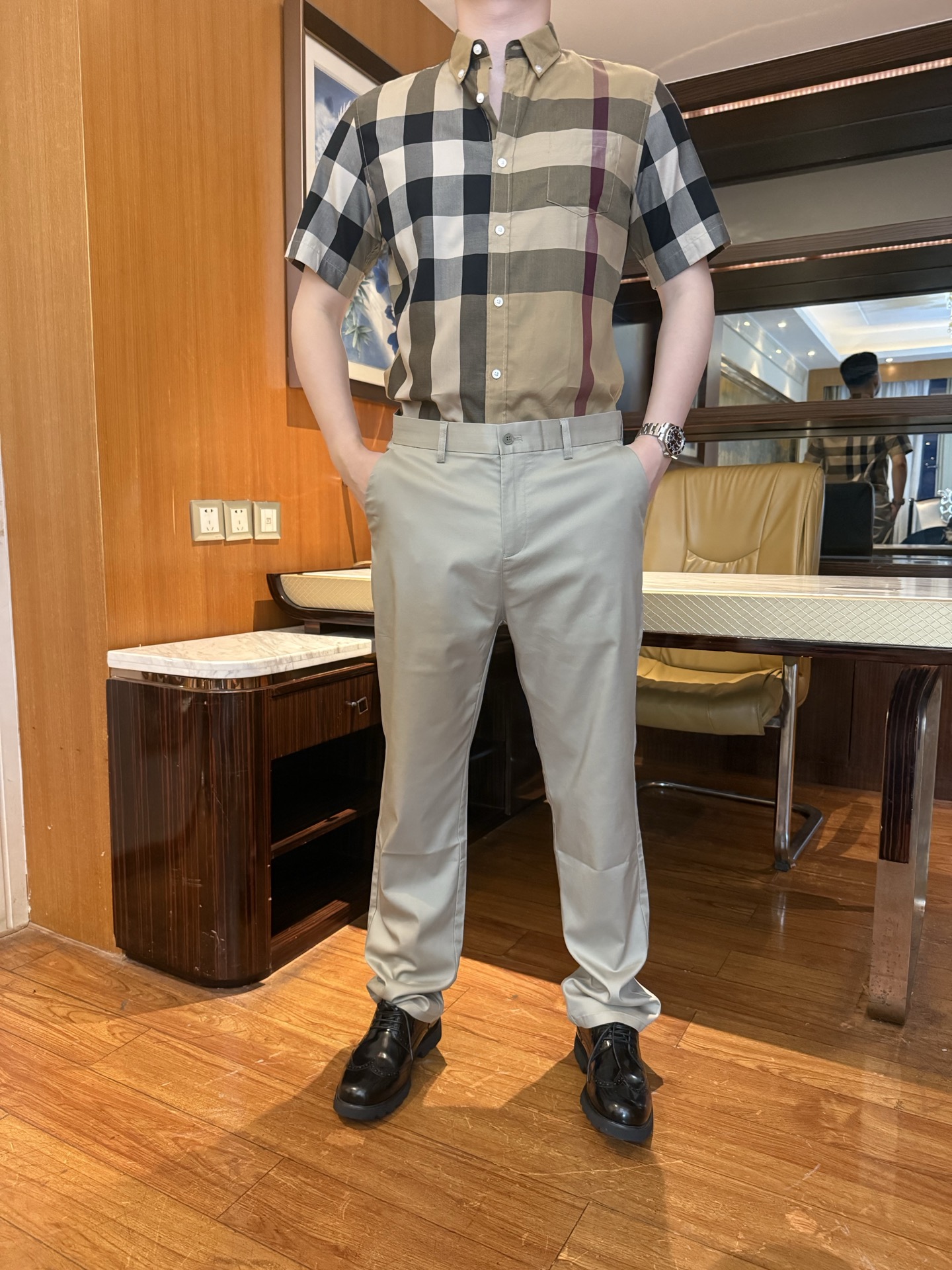 NO:855813,Burberry - large plaid short-sleeved shirt. The style is casual and tailored, fits the body shape without being tight, modifies the shoulder line and waist, and is suitable for various body types. The plaid design is classic Burberry style large plaid (khaki + black + gray + burgundy contrasting colors), full of retro British style, and is highly recognizable. Highlights of the details. Button-down collar design, both casual and formal, suitable for solo wear or inner wear. Patch pocket design on the left chest, practical and adding to the look.  White buttons of the same color + placket keyhole design, neat routing, exquisite details. Short-sleeved design, refreshing and breathable for summer wear, and can be curled to create a casual look. The plaid pattern on the back is symmetrical and neat, the overall shape is neat, and it can be worn without restraint for a long time. It is made of high-count pure cotton/blend fabric, which is breathable and skin-friendly, has good drape, is not easy to wrinkle, and is easy to take care of. Precision plaid printing technology, the pattern is symmetrical and neat, and will not fade easily after being washed for a long time.  Fine seaming technology, solid workmanship, durable and durable. Wear alone for daily commuting + khaki casual trousers + brogue leather shoes (as shown in the picture), full of light business style. For casual outings, wear with white T + jeans + white shoes, full of relaxation. Trendy layering with denim jackets and leather jackets to create a street style look  Suitable for single wear in summer, suitable for all scenarios such as business, leisure, and dating. S-2XL (model is 180cm tall and 140cm tall wearing size M), burberry, jeans, jackets & coats, shirts, T-shirt, leather jacket,19860909博柏利-大格纹短袖衬衫  版型休闲合身剪裁,贴合身形不紧绷,修饰肩线与腰腹,适配多种身材 格纹设计经典Burberry风格大格纹（卡其+黑+灰+酒红撞色）,复古英伦风拉满,辨识度极高 细节亮点 扣领尖领设计,休闲感与正式感兼具,适配单穿/内搭 左胸贴袋设计,实用又增加造型层次 同色系白纽扣+门襟锁眼设计,走线工整,细节精致 短袖设计,夏季穿着清爽透气,可卷边打造休闲造型 后背格纹对称工整,整体版型利落,久穿无束缚 采用高支纯棉/混纺面料,透气亲肤,垂坠感好,不易皱,好打理 精密格纹印花工艺,图案对称工整,久洗不易掉色 精细锁边工艺,做工扎实,耐穿抗造 日常通勤单穿+卡其休闲西裤+布洛克皮鞋（如图所示）,轻商务风拉满 休闲出街内搭白T+牛仔裤+小白鞋,松弛感十足 潮流叠穿外搭牛仔外套、皮衣,打造街头感造型 夏季穿搭单穿适配商务、休闲、约会等全场景.S-2XL码（模特身高180体重140穿M码）,,burberry,jeans,jackets & coats,shirts,T-shirt,leather jacket,,Men's clothing