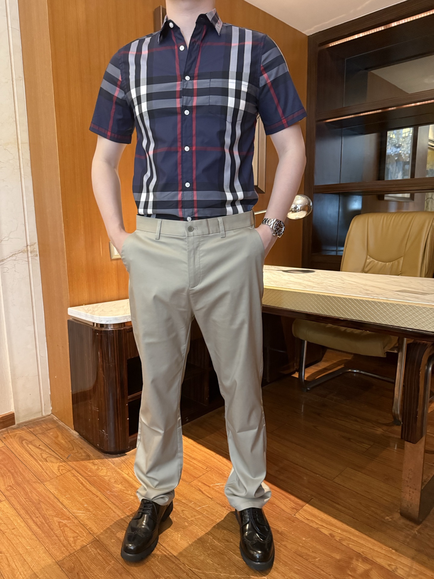 NO:855819,Burberry - Men's classic plaid short-sleeved shirt, made of high-count cotton, is skin-friendly and breathable, drape and wrinkle-resistant, and will not deform after long-term wear. The British classic plaid Burberry signature plaid has a sense of luxury and can easily create a gentleman's casual style. It is suitable for single wear, inner layering, and cardigan wear, and can be worn in all scenarios of commuting, going out, dating, and vacation. It is versatile and not picky. Classic plaid + basic version, regardless of age or body type, highly matched.  Details highlight the quality. Neat routing, back pleat design, full details, upgraded texture. Size S-2XL (model is 180cm tall and weighs 148cm, wearing size L),, burberry, shirts, T-shirt,19860909巴宝莉-男士经典格纹短袖衬衫,高支棉材质,亲肤透气,垂坠抗皱,久穿不变形. 英伦经典格纹巴宝利标志性格纹,自带高级感,轻松打造绅士休闲风 多场景适配单穿、内搭、开衫穿搭一衣三穿,通勤、出街、约会、度假全场景hold住 百搭不挑人经典格纹+基础版型,不挑年龄、不挑身材,搭配性极强 细节彰显品质工整走线、后背褶位设计,细节拉满,质感升级 S-2XL码（模特身高180体重148穿L码）,,burberry,shirts,T-shirt,,Men's clothing