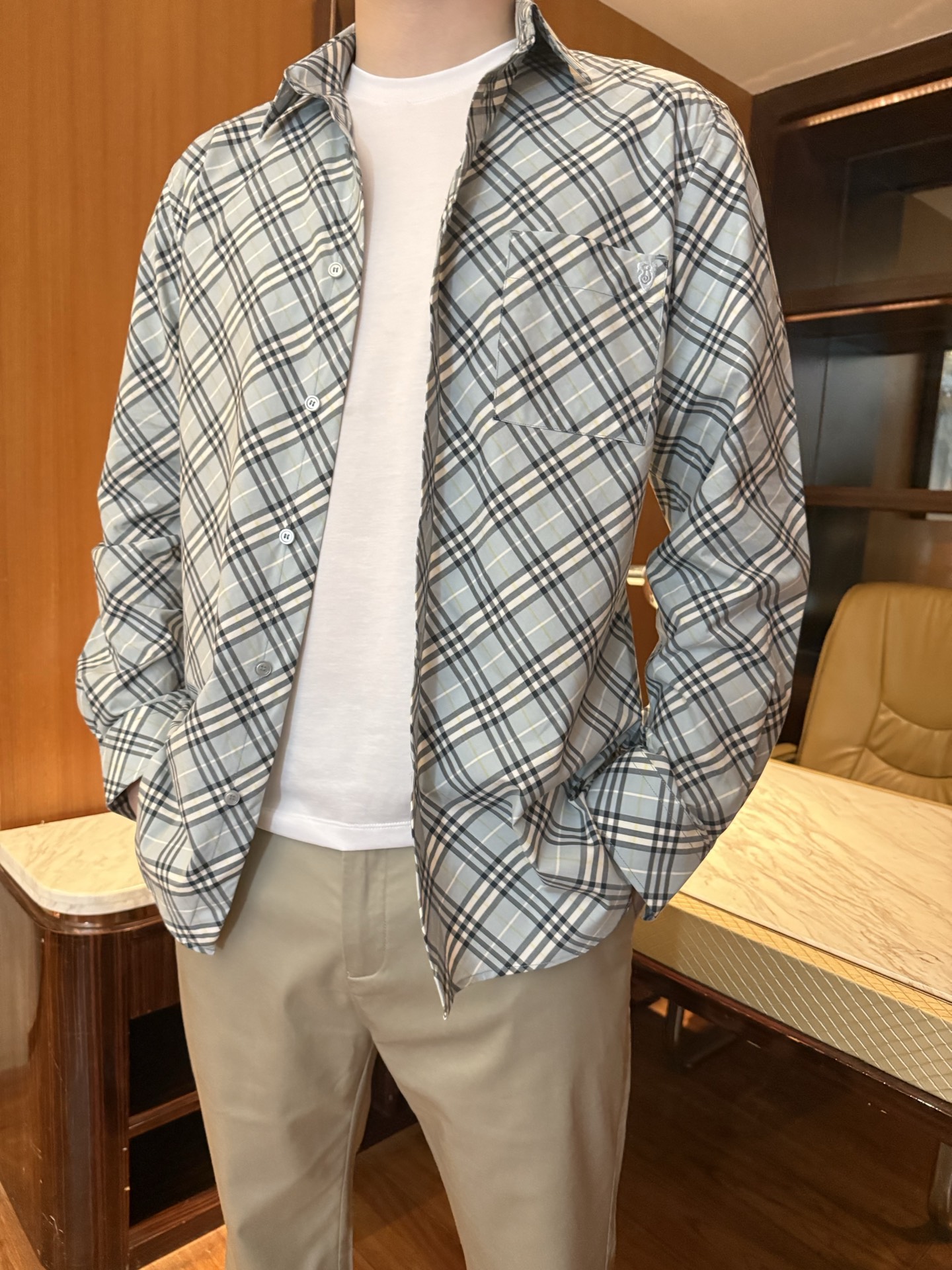NO:855805,Burberry - Khaki plaid long-sleeved shirt. The style is casual and tailored, not tight or bloated. It modifies the body shape and is suitable for a variety of body types. The plaid design is classic Burberry style khaki bottom plaid (khaki + black + white contrasting colors), full of retro British style, and highly recognizable. Highlights of the details. Button-down collar design, full of leisure, suitable for wearing with a white T, creating a layered look.  The shield B embroidered logo on the left chest is low-key and shows the light luxury texture without being exaggerated. The York pleat design on the back improves the comfort of movement and can be worn without restraint for a long time. The same color button + placket keyhole design has neat routing and exquisite details. The long sleeves can be rolled up, so it can be worn multiple times and is suitable for different seasons. It is made of high-count pure cotton/blend fabric, breathable and skin-friendly, has a good drape, is not easy to wrinkle, and is easy to take care of.  Precision plaid printing technology, the pattern is symmetrical and neat, and will not fade easily after being washed for a long time. Fine seaming technology, solid workmanship, durable and anti-wear. Pair it with white T + khaki casual pants + loafers (as shown in the picture) for daily casual wear. Wear it alone for light business style + trousers + leather shoes to create a British style workplace outfit. Trendy layering with denim jackets and leather jackets to create a street style look  Commuting style can be worn in all seasons, single wear in spring and autumn, sun protection in summer, inner wear in winter, S-2XL size (model is 180cm tall and weighs 140cm wearing L size), burberry, loafers, jackets & coats, shirts, leather jacket,19860909博柏利-卡其格纹长袖衬衫 版型休闲合身剪裁,不紧绷不臃肿,修饰身形,适配多种身材 格纹设计经典Burberry风格卡其底格纹（卡其+黑+白撞色）,复古英伦风拉满,辨识度极高 细节亮点 扣领尖领设计,休闲感拉满,适配内搭白T,打造叠穿造型 左胸盾牌B字刺绣标,低调彰显轻奢质感,不浮夸 后背约克褶设计,提升活动舒适度,久穿无束缚 同色系纽扣+门襟锁眼设计,走线工整,细节精致 长袖可卷边设计,一衣多穿,适配不同季节 采用高支纯棉/混纺面料,透气亲肤,垂坠感好,不易皱,好打理 精密格纹印花工艺,图案对称工整,久洗不易掉色 精细锁边工艺,做工扎实,耐穿抗造 日常休闲内搭白T+卡其休闲裤+乐福鞋（如图所示）,松弛感拉满 轻商务造型单穿+西裤+皮鞋,打造英伦风职场穿搭 潮流叠穿外搭牛仔外套、皮衣,打造街头感造型 通勤穿搭四季可穿,春秋单穿、夏季防晒、冬季内搭,S-2XL码（模特身高180体重140穿L码）,,burberry,loafers,jackets & coats,shirts,leather jacket,,Men's clothing