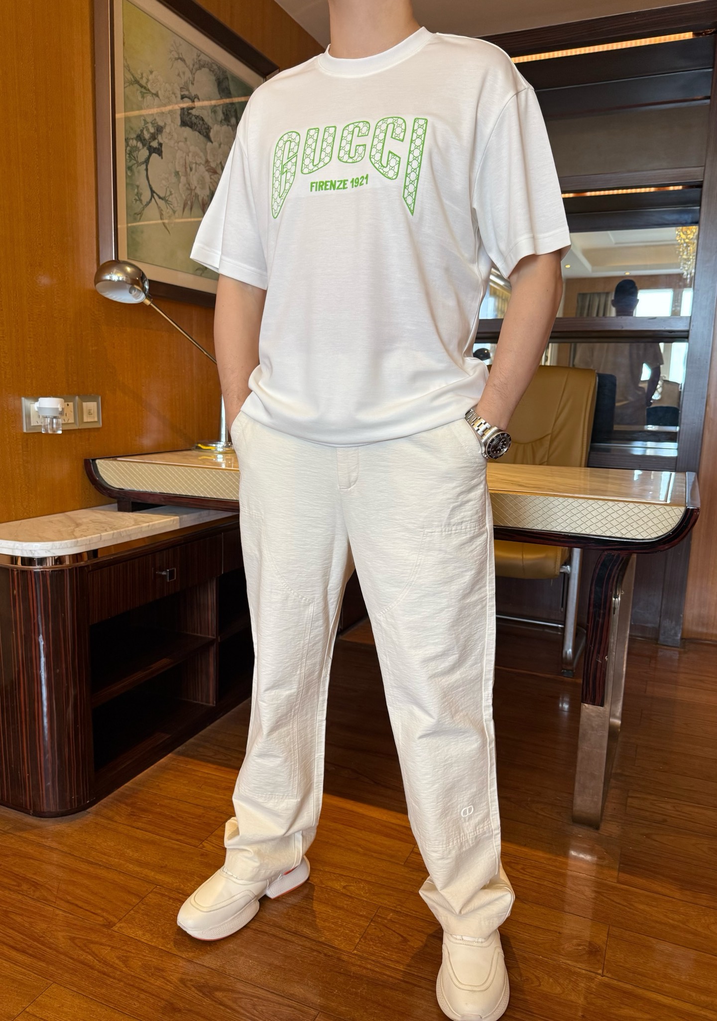 NO:842205,Gucci - white T with green presbyopic letter print, fine cotton fabric, refreshing and eye-catching, neat shape, comfortable to wear, simple and with big-name texture and fashionable style. Sizes M-3XL (model is 173cm tall and weighs 135cm, wearing size L),,19860909古琦-缀绿色老花字母印花白T 精棉面料 清爽亮眼,版型利落,穿着舒适,简约中自带大牌质感与时尚格调.尺码M-3XL码（模特身高173体重135穿L码）,,,Men's clothing