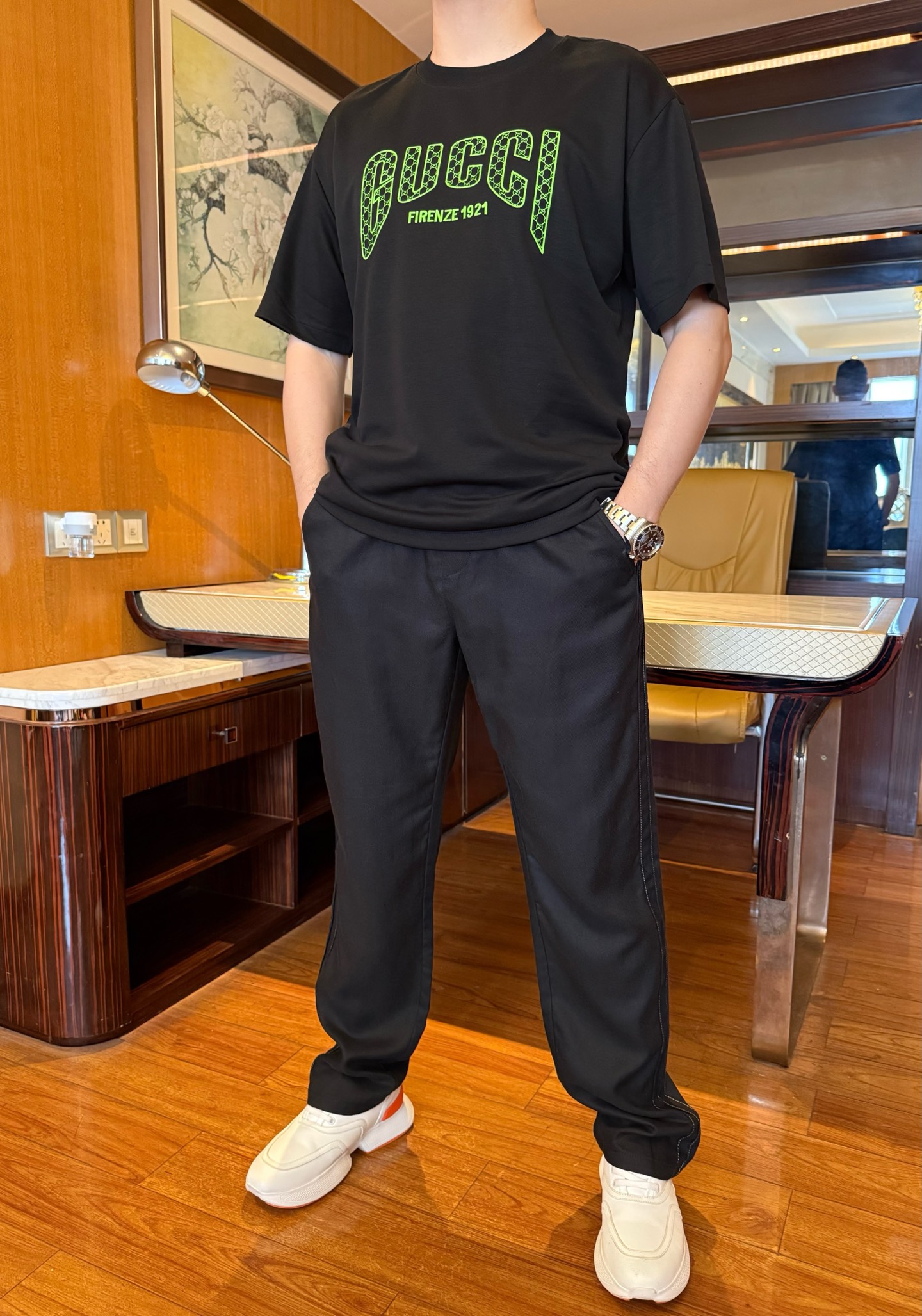 NO:842210,Gucci - black T-shirt with green presbyopia letter print. Fine cotton fabric. Refreshing and eye-catching, neat shape, comfortable to wear, simple and with big-name texture and fashionable style. Sizes M-319860909古琦-缀绿色老花字母印花黑色T恤 精棉面料 清爽亮眼,版型利落,穿着舒适,简约中自带大牌质感与时尚格调.尺码M-3XL码（模特身高173体重135穿L码）,,tees，t-shirt,,Men's clothing