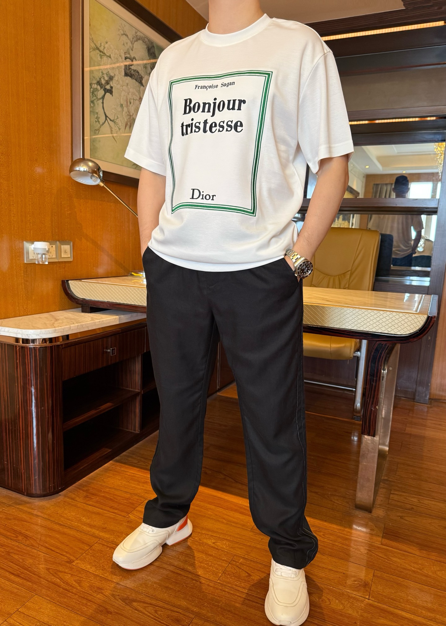 NO:842215,Dior - the latest co-branded white T-shirt in the counter, fine cotton fabric, green embroidery frame and French printing are eye-catching, the fabric is smooth and skin-friendly, the version is loose, it has both light luxury texture and trendy style. Sizes M-3XL (the model is 173cm tall and weighs 135cm, wearing size L),, dior,19860909迪奥-专柜最新联名款白T,精棉面料 绿色刺绣框与法文印花文艺吸睛,面料垂顺亲肤,版型宽松,兼具轻奢质感与潮流格调.尺码M-3XL码（模特身高173体重135穿L码）,,dior,,Men's clothing
