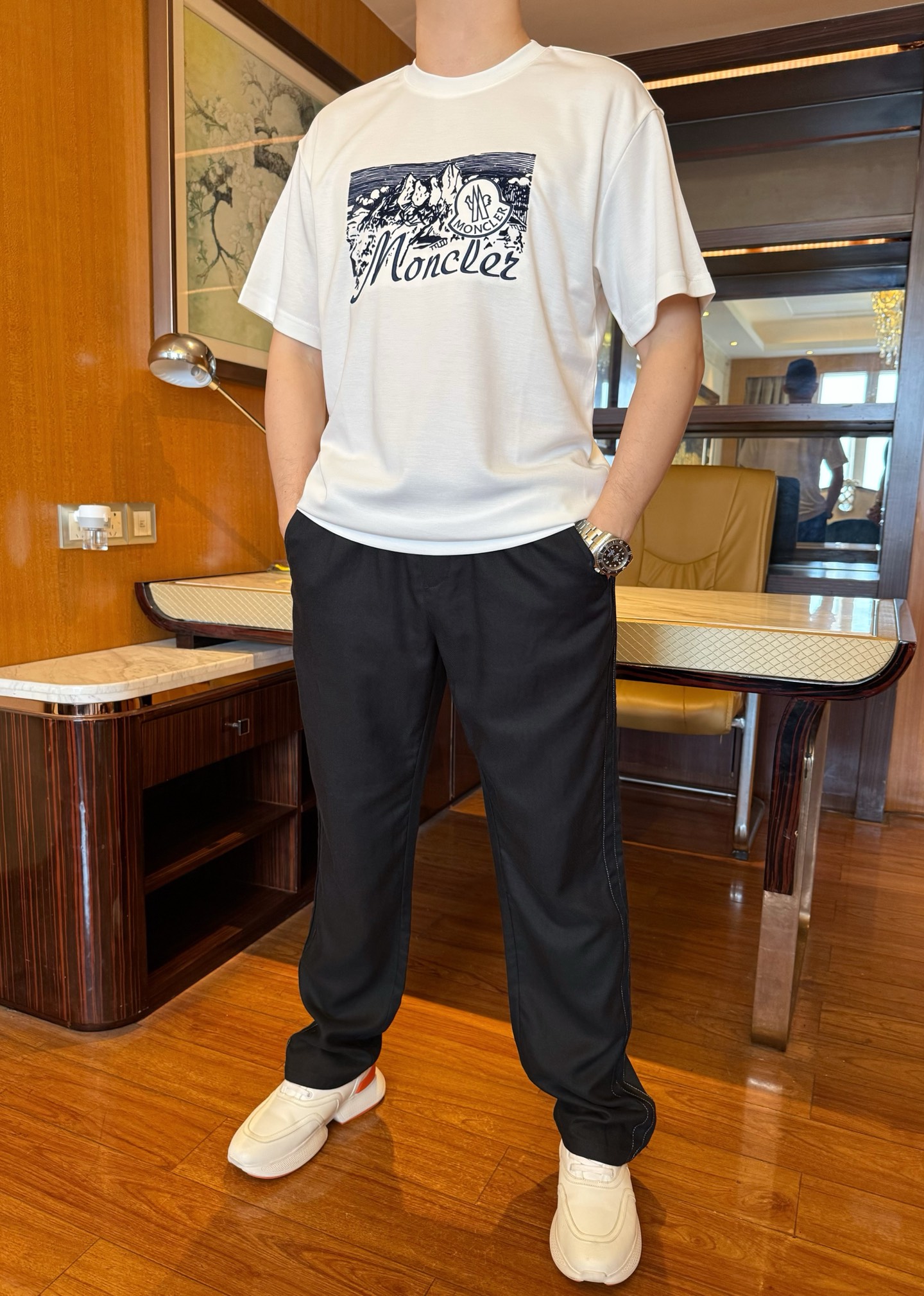 NO:842230,Mengkou - 2026 counter latest white T-shirt, selected fine cotton fabric, navy blue mountain print is retro and eye-catching, the fabric is smooth and skin-friendly, loose and neat style, versatile for daily use and has outdoor light luxury texture. Sizes M-3XL (model is 173cm tall and weighs 135cm, wearing size L),,Moncler,19860909蒙口-2026专柜最新款白T,精选精棉面料 藏蓝山脉印花复古吸睛,面料垂顺亲肤,版型宽松利落,日常百搭又自带户外轻奢质感.尺码M-3XL码（模特身高173体重135穿L码）,,Moncler,,Men's clothing