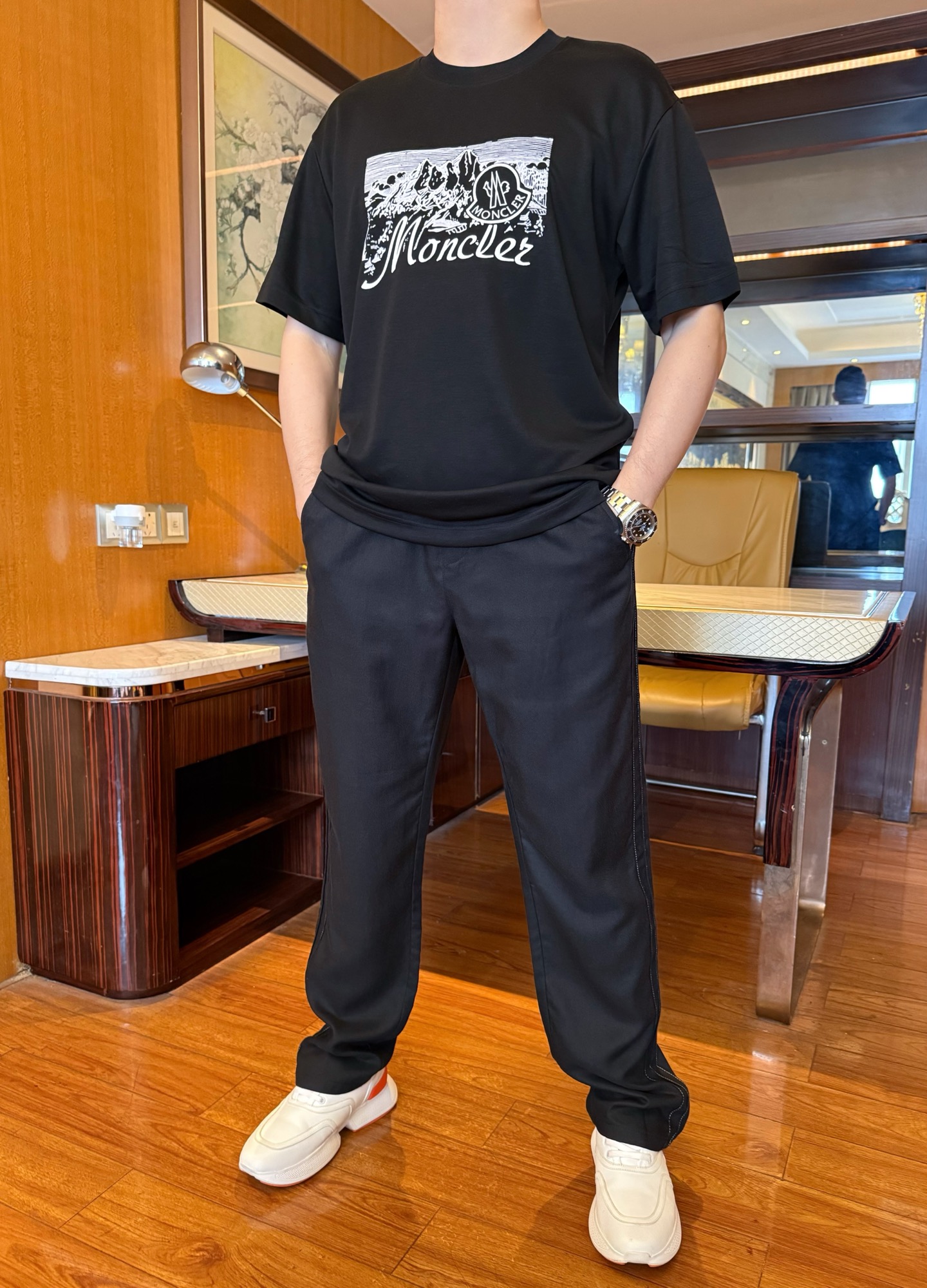 NO:842236,Mengkou - the latest black T-shirt from the 2026 counter. Selected fine cotton fabric. The navy blue mountain print is retro and eye-catching. The fabric is smooth and skin-friendly. The fit is loose and neat. It is versatile for daily use and has an outdoor light luxury texture. Sizes M-319860909蒙口-2026专柜最新款黑色T恤 精选精棉面料 藏蓝山脉印花复古吸睛,面料垂顺亲肤,版型宽松利落,日常百搭又自带户外轻奢质感.尺码M-3XL码（模特身高173体重135穿L码）,,Moncler,tees，t-shirt,,Men's clothing