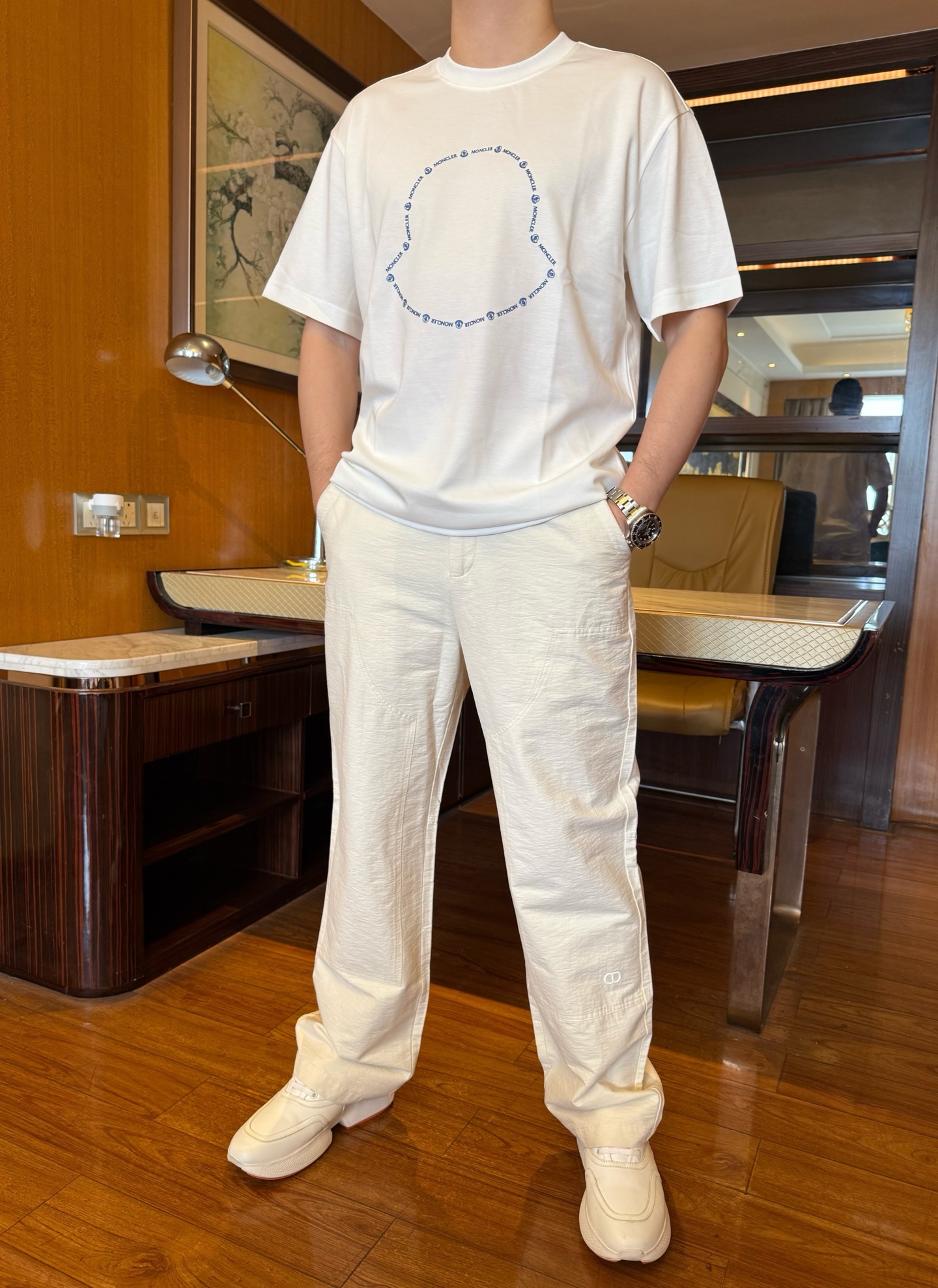 NO:842242,Mongolian mouth - the latest popular white T-shirt in the counter, made of fine cotton, the circular letter print is fresh and eye-catching, the fabric is soft and skin-friendly, the fit is loose and comfortable, simple and advanced, versatile for daily use and texture. Sizes M-3XL (the model is 173cm tall and weighs 135cm, wearing size L),,Moncler,19860909蒙口-专柜最新爆款白T,精棉材质 环形字母印花清新亮眼,面料软糯亲肤,版型宽松舒适,简约高级,日常百搭显质感.尺码M-3XL码（模特身高173体重135穿L码）,,Moncler,,Men's clothing