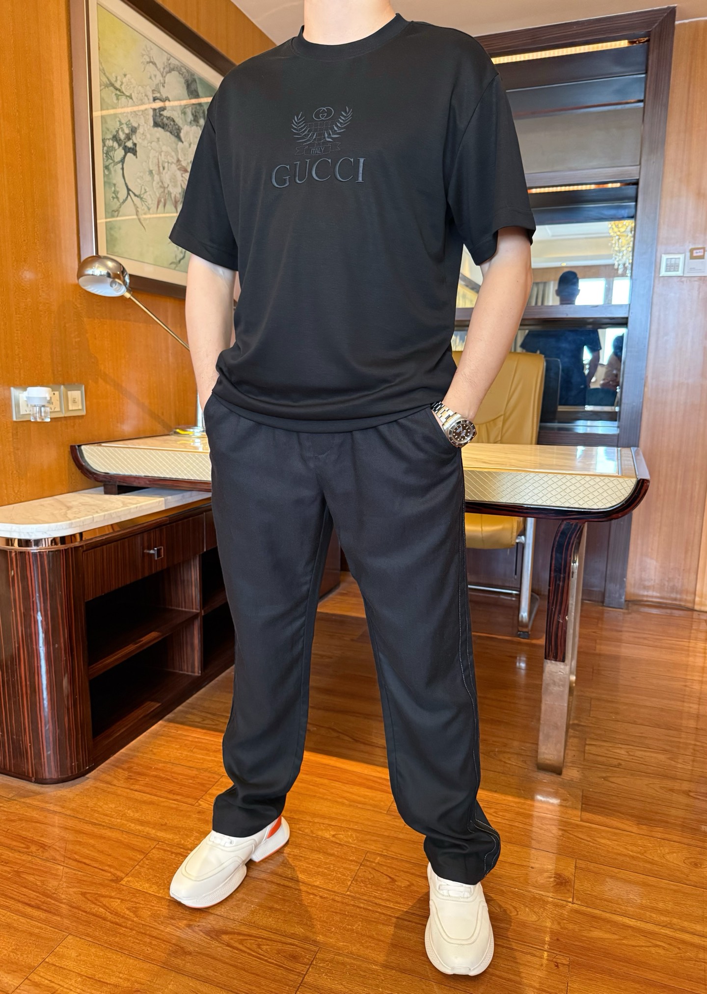 NO:842248,Gucci - The latest black T-shirt with wheat ear embroidery in English at the counter. It is made of fine cotton skin-friendly fabric, with low-key and high-end embroidery of the same color. The version is loose and comfortable, and it is easy to handle the light luxury texture and is versatile for daily use. Sizes M-319860909古琦-专柜最新麦穗英文刺绣黑色T恤 采用精棉亲肤面料,同色刺绣低调高级,版型宽松舒适,轻松拿捏轻奢质感与日常百搭.尺码M-3XL码（模特身高173体重135穿L码）,,tees，t-shirt,,Men's clothing