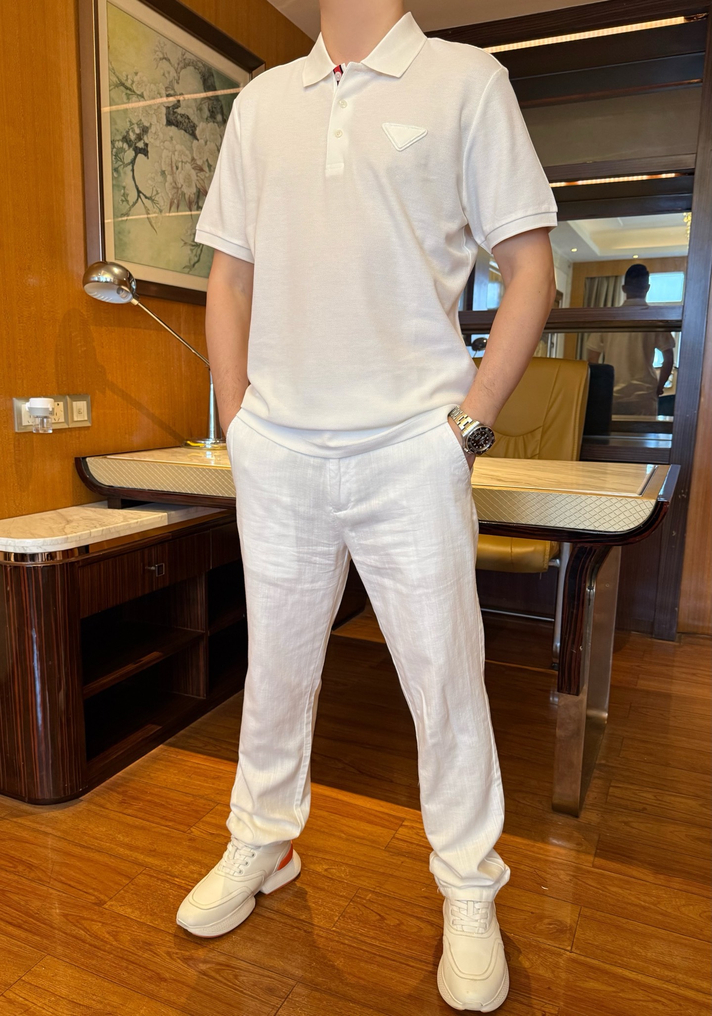 NO:842255,Prada-2026 counter popular white POLO shirt, piqué cotton is breathable and comfortable, the triangle logo is exquisite and stylish, the brand English embellishment on the placket highlights the charm. It is neatly tailored, versatile and suitable for daily commuting. M-3XL size (the model is 173cm tall and weighs 135cm, wearing L size),,prada,19860909普拉达-2026专柜爆款白色POLO衫,珠地棉透气舒适,三角标精致有型,门襟处品牌英文点缀彰显韵味 利落剪裁,轻熟百搭,日常通勤都合适. M-3XL码（模特身高173体重135穿L码）,,prada,,Men's clothing