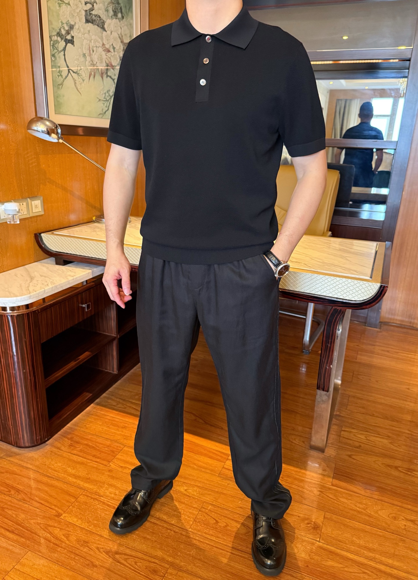 NO:842261,Kiton-2026 counter's latest popular black Polo is made of Tencel cotton + mulberry silk + regenerated fiber fabrics. The mesh texture is breathable and skin-friendly, the contrasting buttonhole details are exquisite, the version is neat and not sweaty, simple and advanced, suitable for multiple scenes. Size 48-56 (model 173/130 wears 50),,19860909Kiton-2026专柜最新爆款黑色Polo 精选天丝棉+桑蚕丝+再生纤维面料 网眼肌理透气亲肤,撞色扣眼细节精致,版型利落不闷汗,简约高级适配多场景.码数48-56（模特173/130穿50）,,,Men's clothing